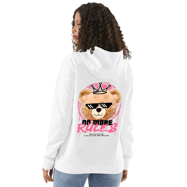Sudadera blanca y gris con estampado frontal de oso rebelde, gafas pixeladas y lema 'NO MORE RULES' en marco rosa dinámico.