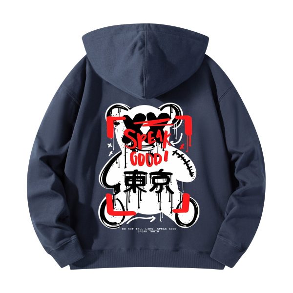 Detalle de la parte trasera de la sudadera, mostrando el diseño del oso estilizado en colores rojo y blanco, con caracteres japoneses "東京" (Tokio).