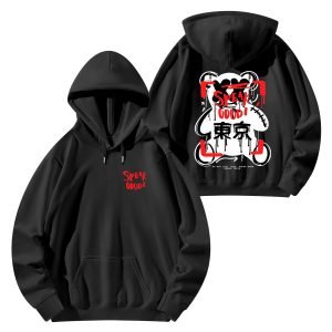 Sudadera negra con diseño gráfico de un oso estilizado y el texto "SPEAK GOOD!" en letras rojas, ideal para un estilo urbano y moderno. Detalle de la parte trasera de la sudadera, mostrando el diseño del oso estilizado en colores rojo y blanco, con caracteres japoneses "東京" (Tokio).