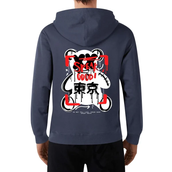 Detalle de la parte trasera de la sudadera, mostrando el diseño del oso estilizado en colores rojo y blanco, con caracteres japoneses "東京" (Tokio).