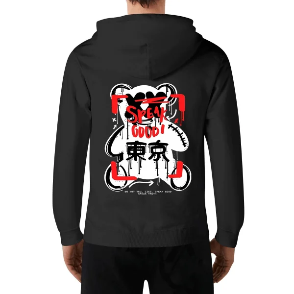 Detalle de la parte trasera de la sudadera, mostrando el diseño del oso estilizado en colores rojo y blanco, con caracteres japoneses "東京" (Tokio).