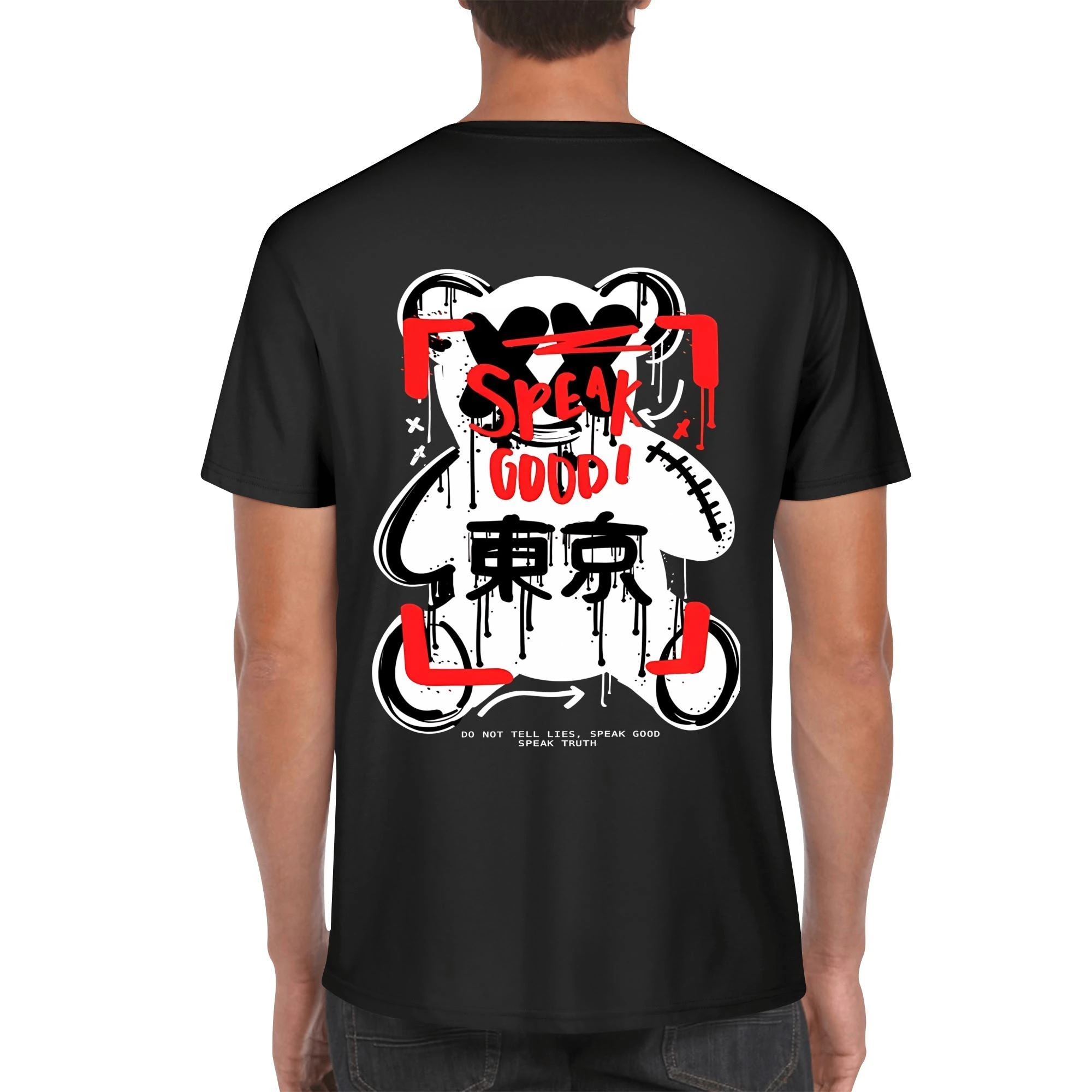 Camiseta streetwear negra con estampado frontal 'SPEAK GOOD!' en rojo y diseño trasero de oso urbano estilo manga con ojos X y detalles de pintura spray. Tallas S a 5XL.