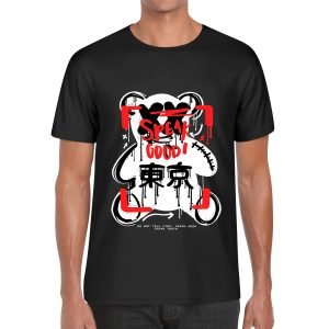 Camiseta negra con estampado frontal de oso estilizado, detalles rojos y texto 'SPEAK GOOD!' junto a caracteres japoneses 東京.