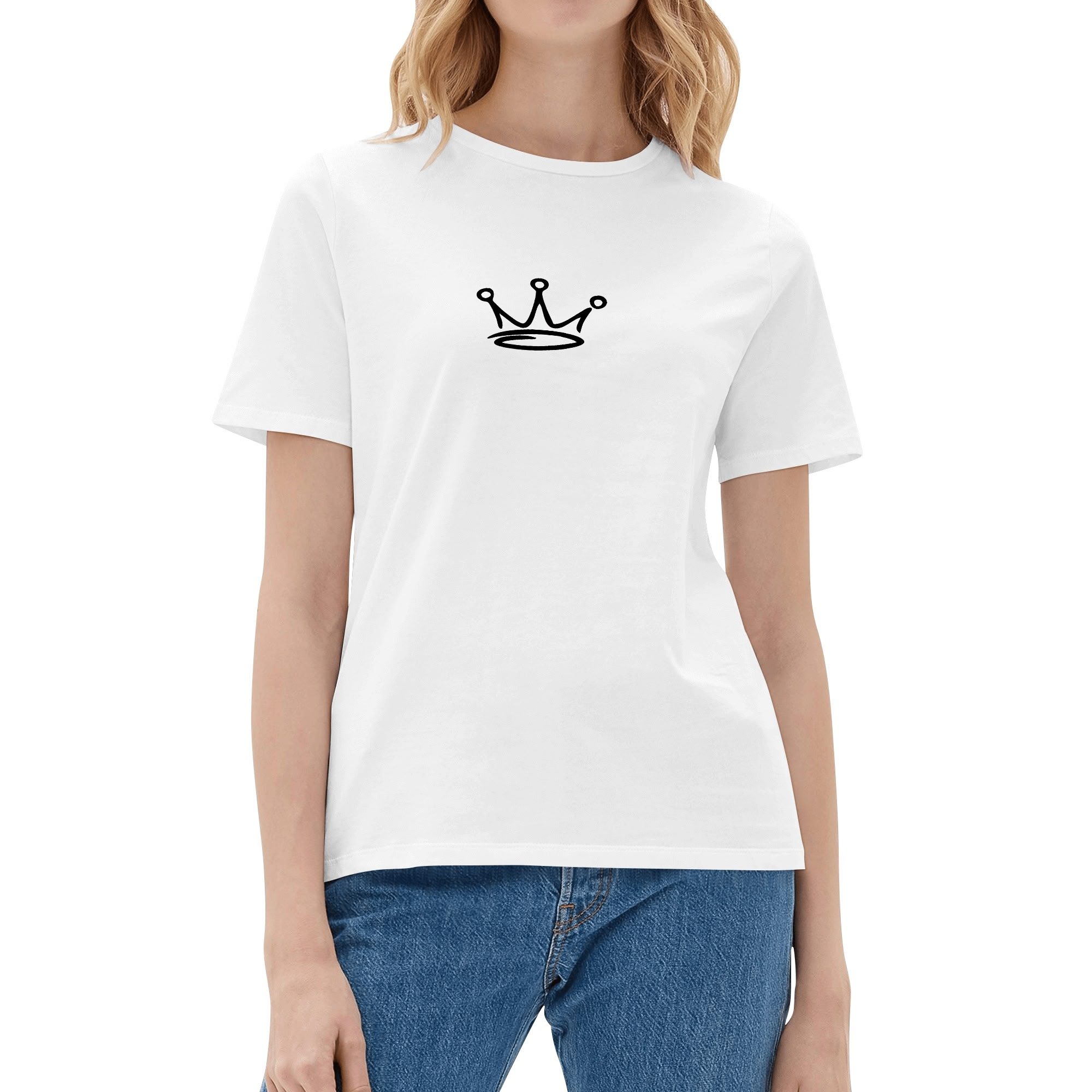 Frente de la camiseta blanca con corona dorada en marco rosa y detalles de pinceladas.