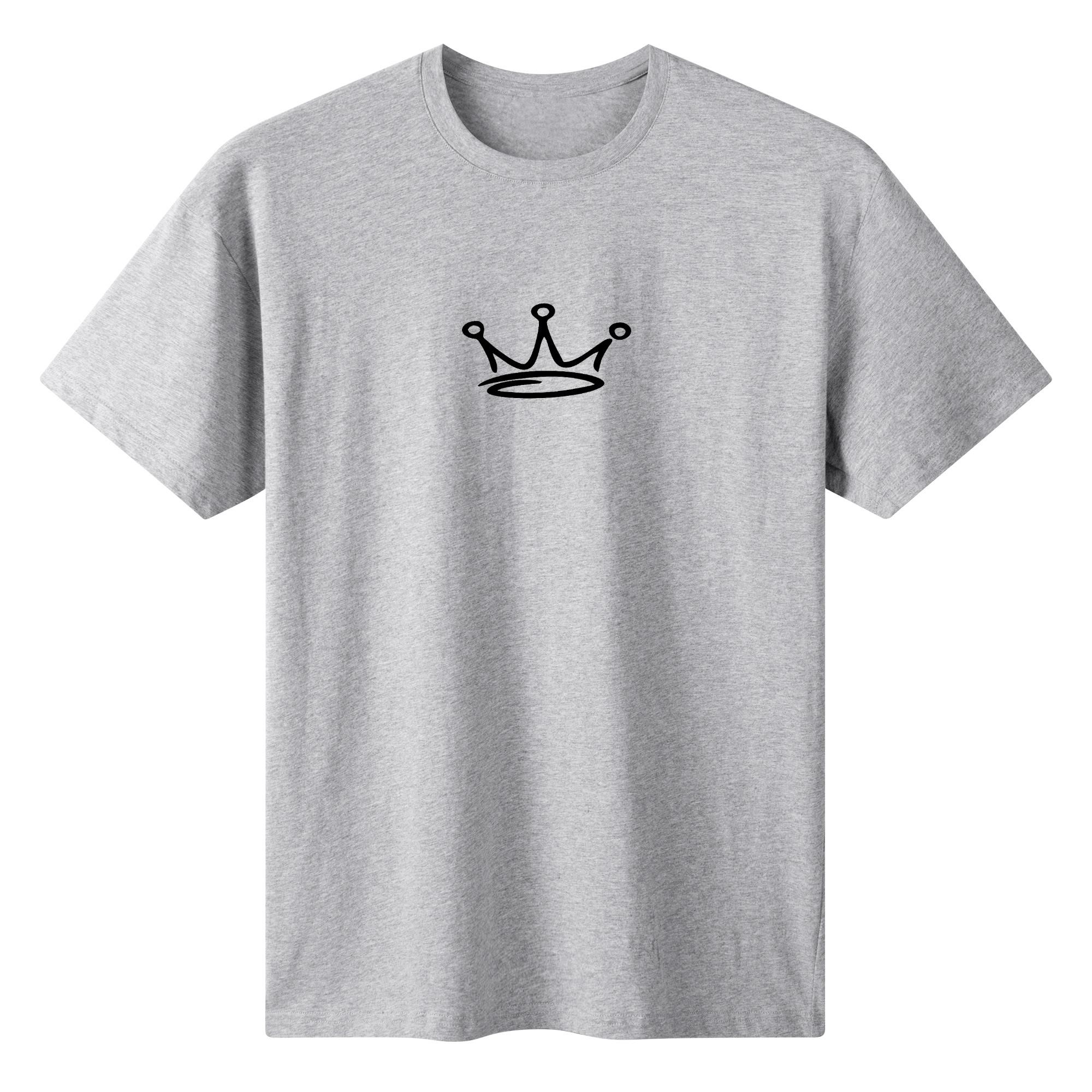 Frente de la camiseta blanca con corona dorada en marco rosa y detalles de pinceladas.