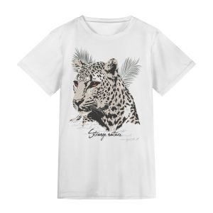 Camiseta de mujer con estampado de leopardo estilizado en tonos beige, negro y blanco, con ojos rojos intensos y fondo de hojas de palmera grises.