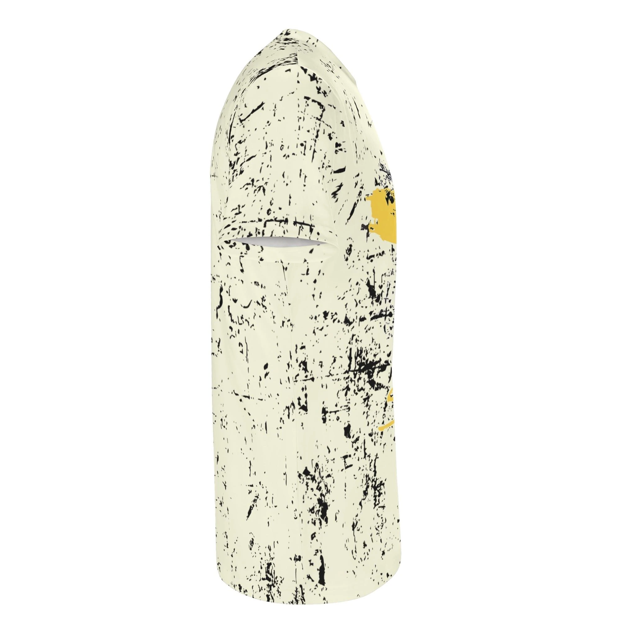 Imagen de la camiseta Wild Strong Tee con estampado integral de leopardo en marfil apagado y negro, con detalles vibrantes en amarillo en los ojos y la frente. Diseño urbano y audaz sobre fondo desgastado.