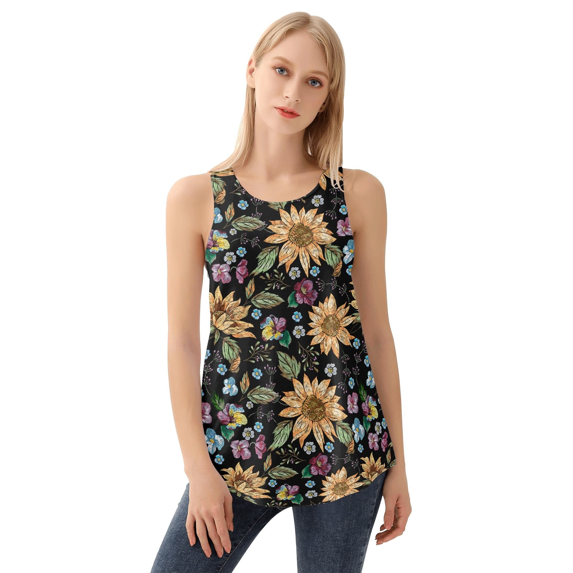 Modelo usando la Camiseta Tirantes FreshFit, mostrando su ajuste holgado y cómodo.