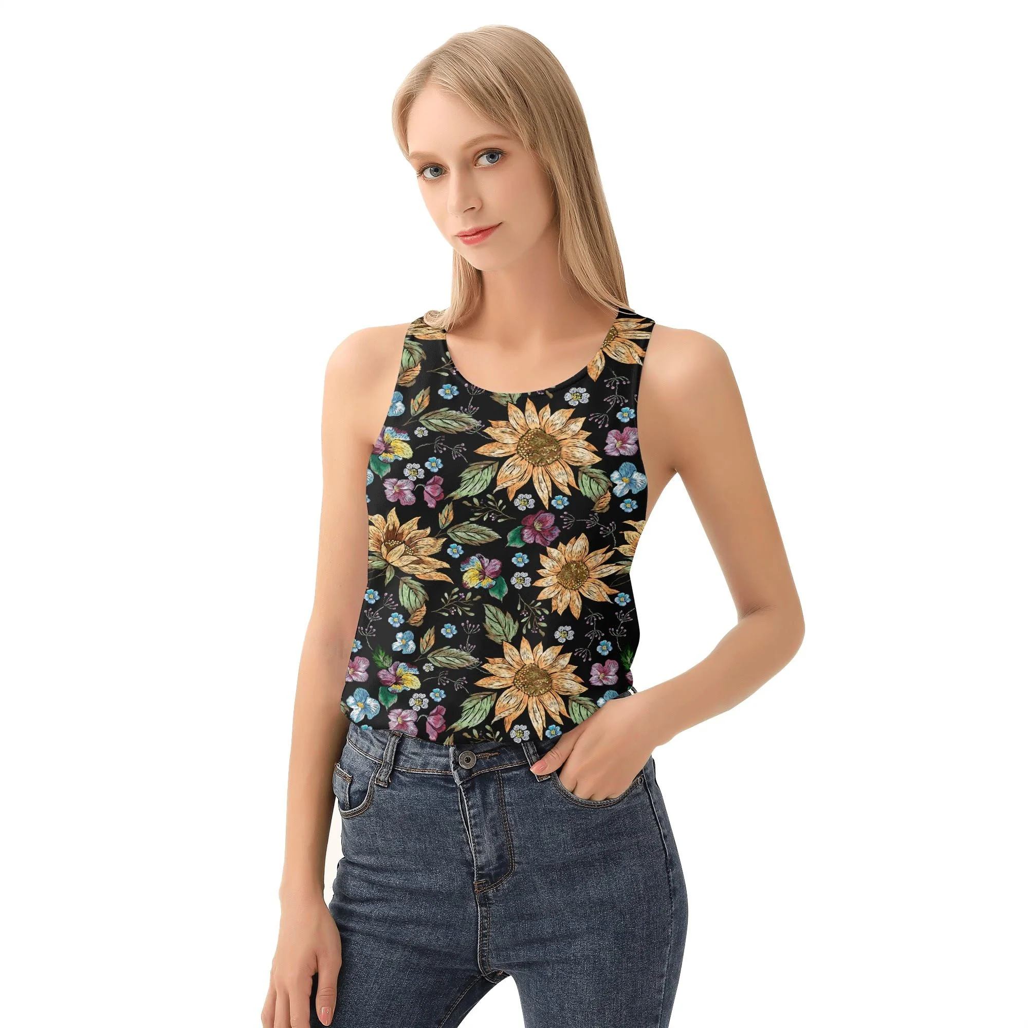 Modelo usando la Camiseta Tirantes FreshFit, mostrando su ajuste holgado y cómodo.