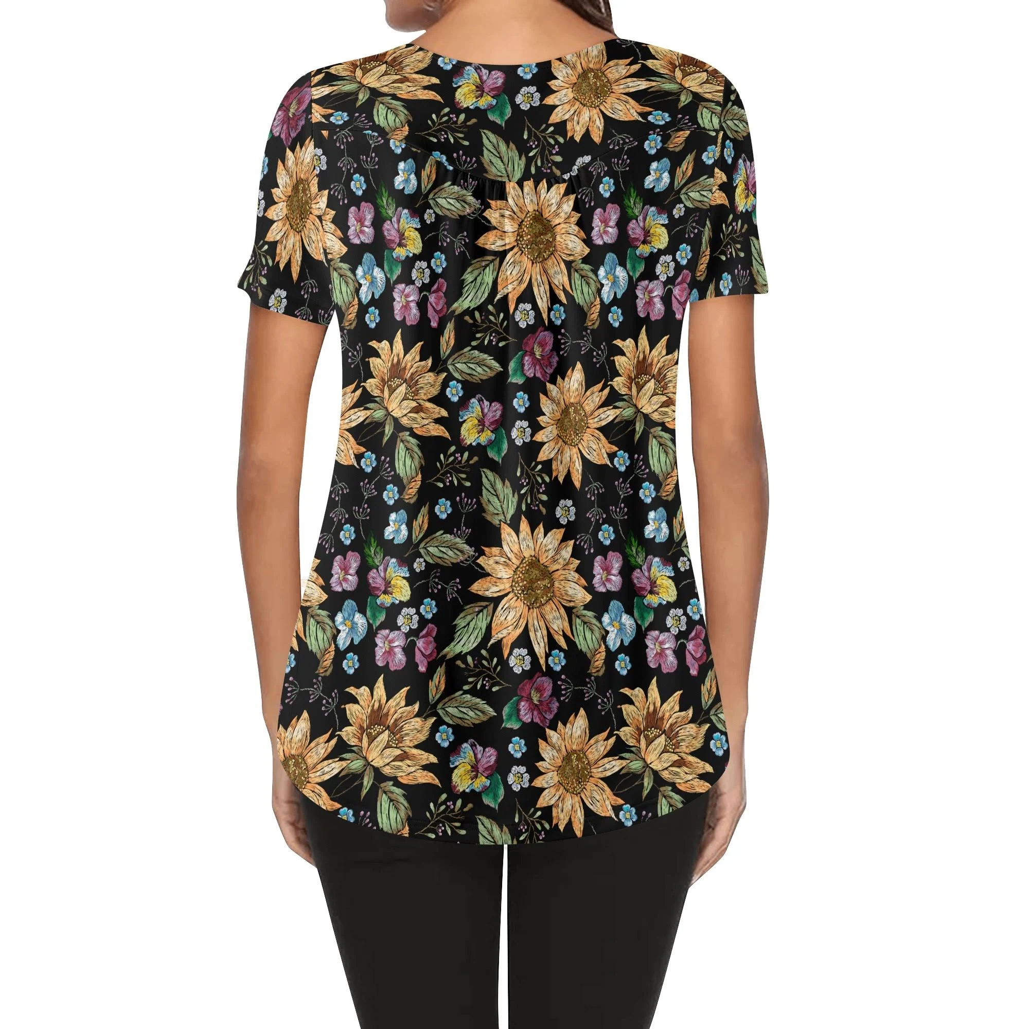 Detalle del diseño de la Blusa Floral Chic, mostrando los girasoles y flores en tonos vibrantes.
