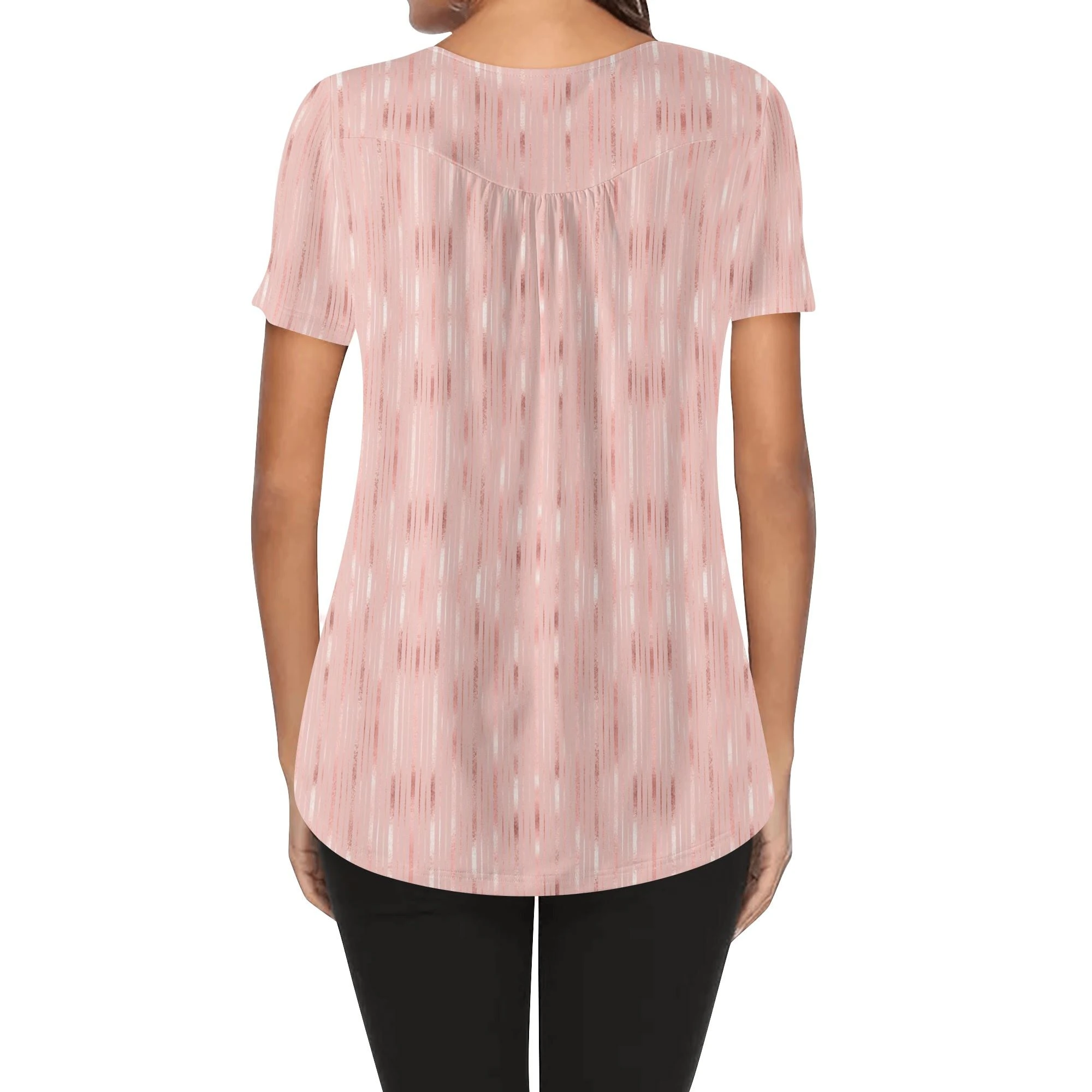 Blusa Elegance Rosa de manga corta con diseño de rayas verticales en tonos rosa y marrón, cuello redondo y corte holgado.