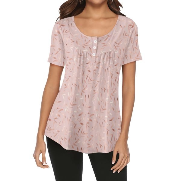 Blusa holgada de manga corta para mujer con diseño floral en tonos metálicos de rosa dorado sobre fondo rosa claro, cuello redondo y botones decorativos.