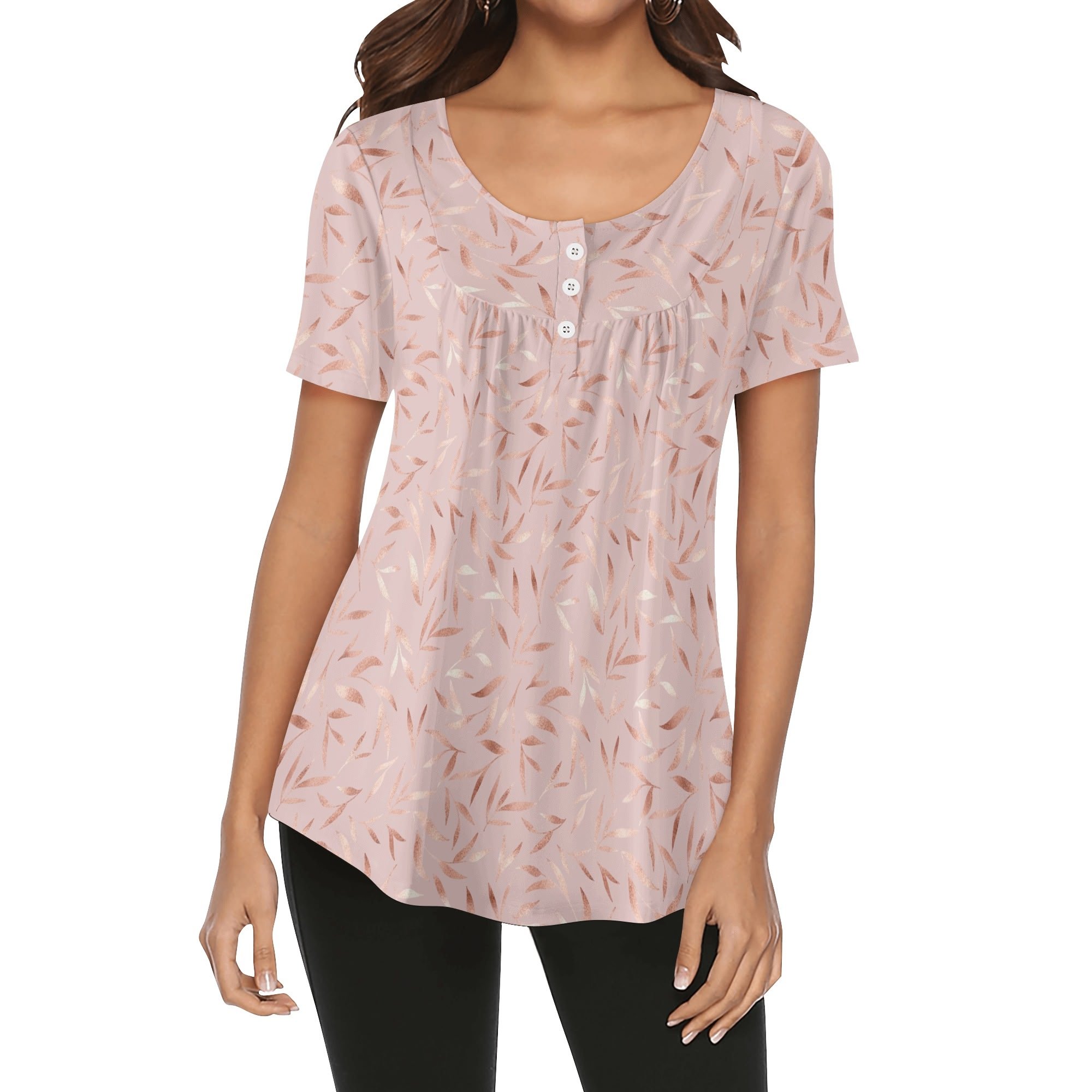 Blusa holgada de manga corta para mujer con diseño floral en tonos metálicos de rosa dorado sobre fondo rosa claro, cuello redondo y botones decorativos.