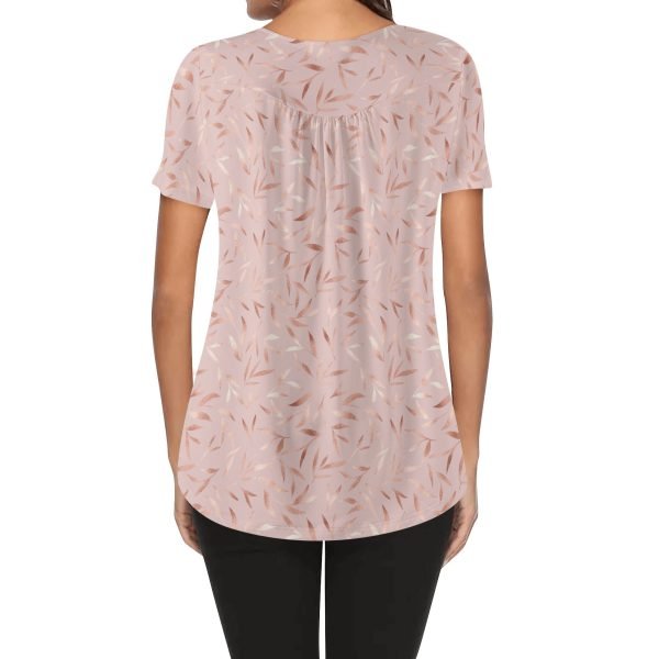 Blusa holgada de manga corta para mujer con diseño floral en tonos metálicos de rosa dorado sobre fondo rosa claro, cuello redondo y botones decorativos.