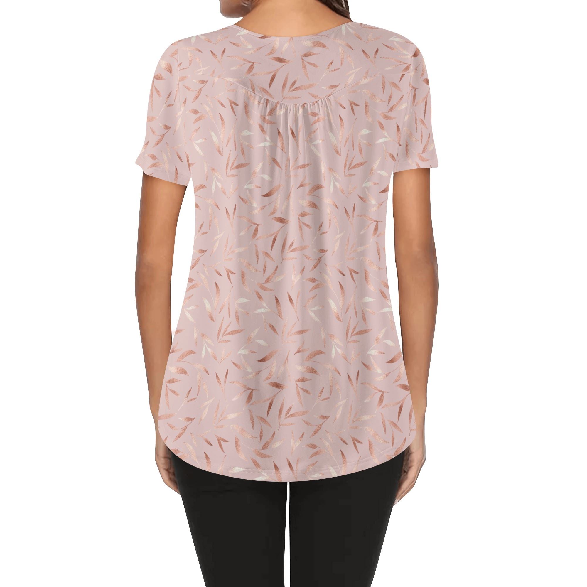 Blusa holgada de manga corta para mujer con diseño floral en tonos metálicos de rosa dorado sobre fondo rosa claro, cuello redondo y botones decorativos.