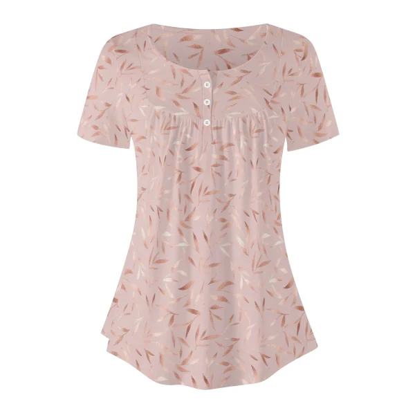 Blusa holgada de manga corta para mujer con diseño floral en tonos metálicos de rosa dorado sobre fondo rosa claro, cuello redondo y botones decorativos.