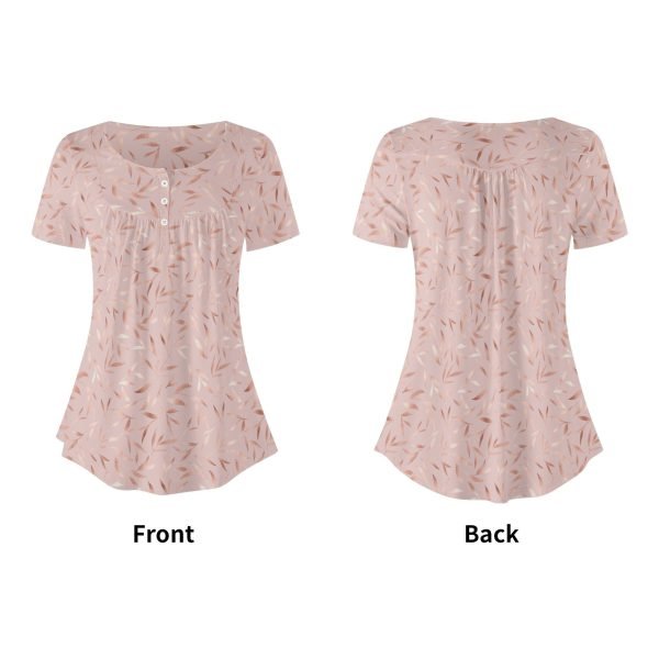 Blusa holgada de manga corta para mujer con diseño floral en tonos metálicos de rosa dorado sobre fondo rosa claro, cuello redondo y botones decorativos.