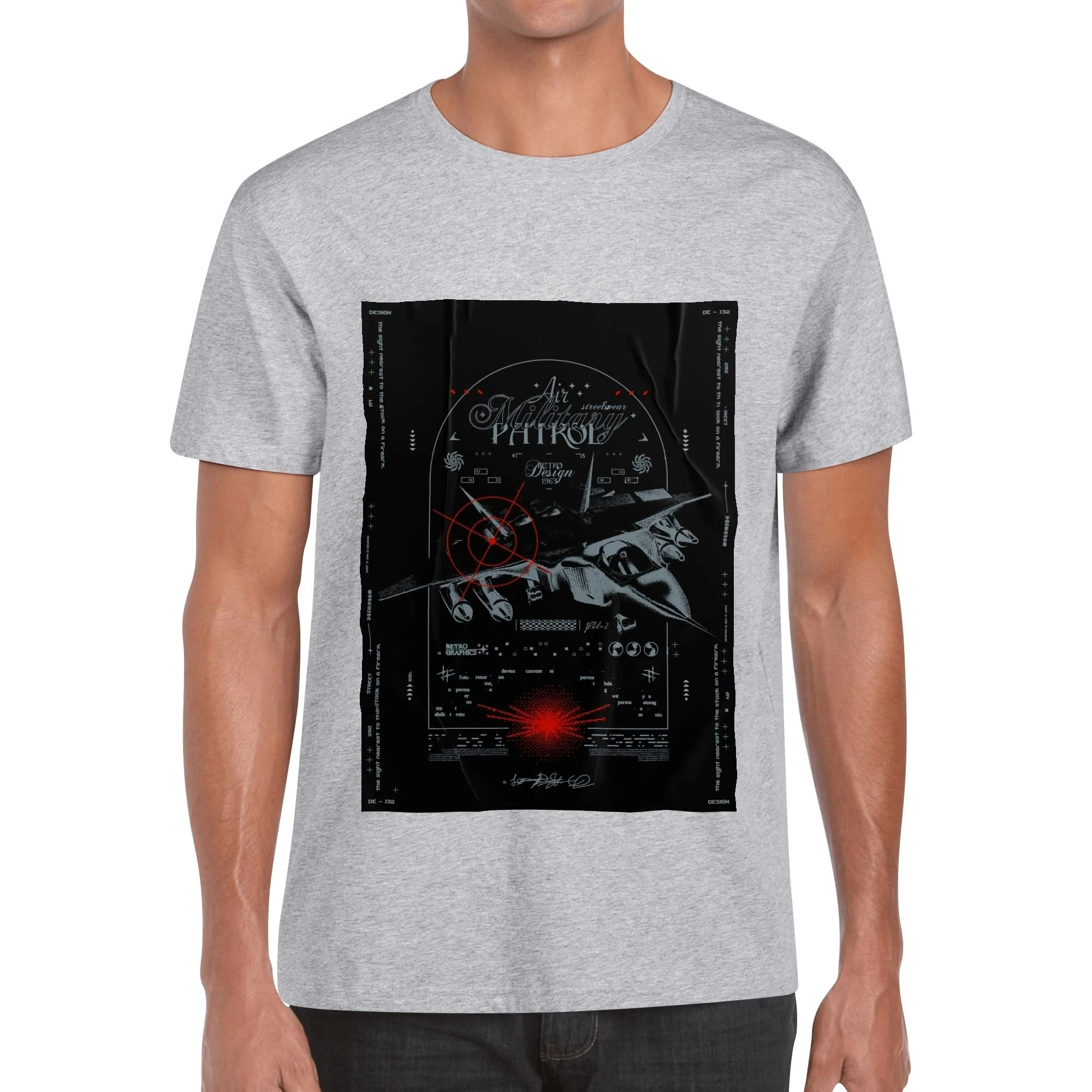 Camiseta negra para hombre con diseño retro de avión militar, mira de objetivo roja y textos vintage. Impresión frontal y trasera en algodón resistente.