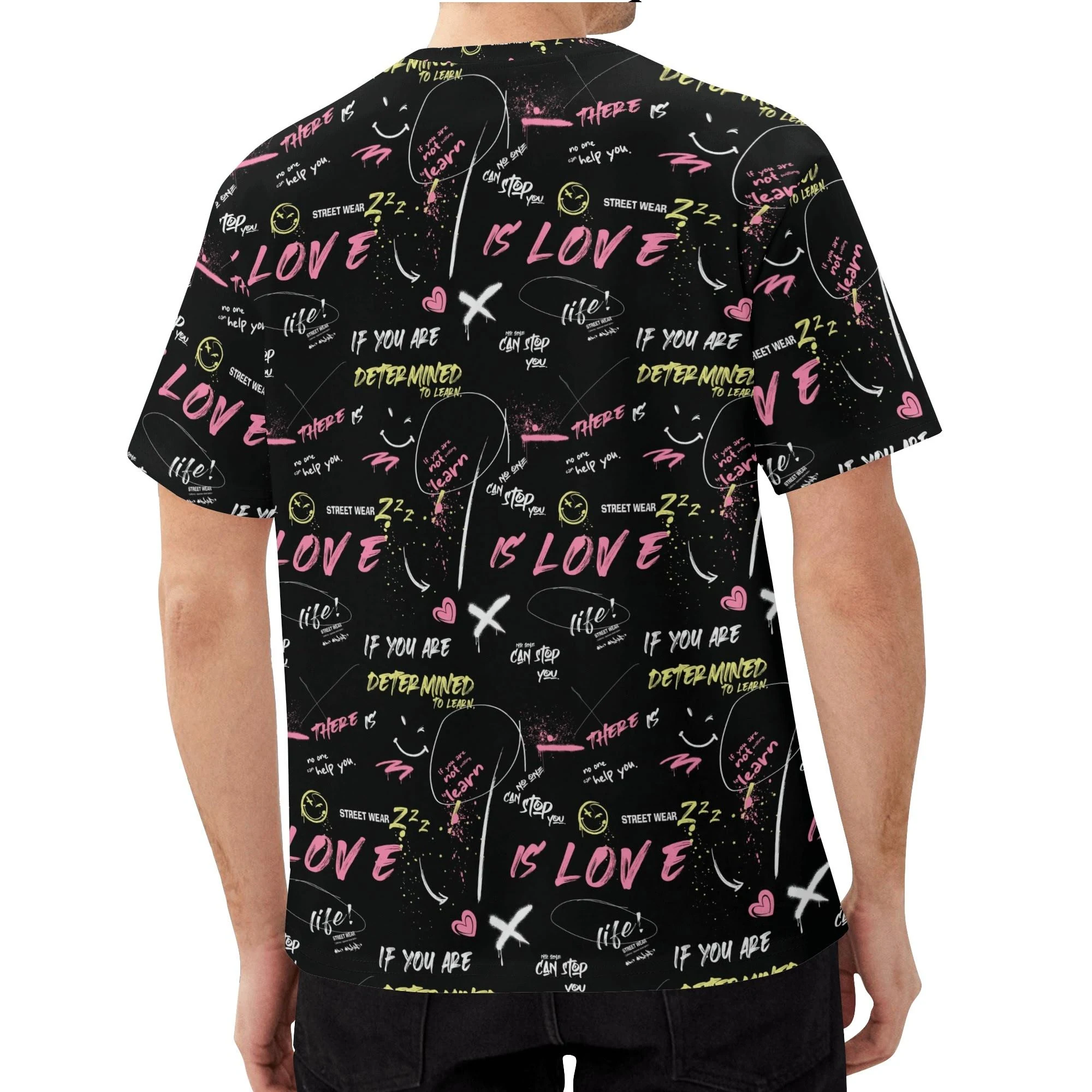 Camiseta negra para hombre con estampado all-over de grafitis, corazones y frases motivacionales en tonos neón. Diseño urbano inspirado en culturas californiana y japonesa.