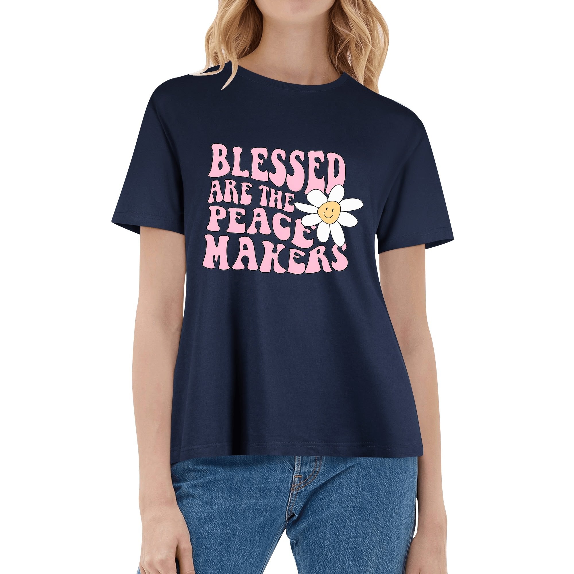 Camiseta rosa claro para mujer con estampado floral retro y frase "BLESSED ARE THE PEACE MAKERS" en tipografía años 70.