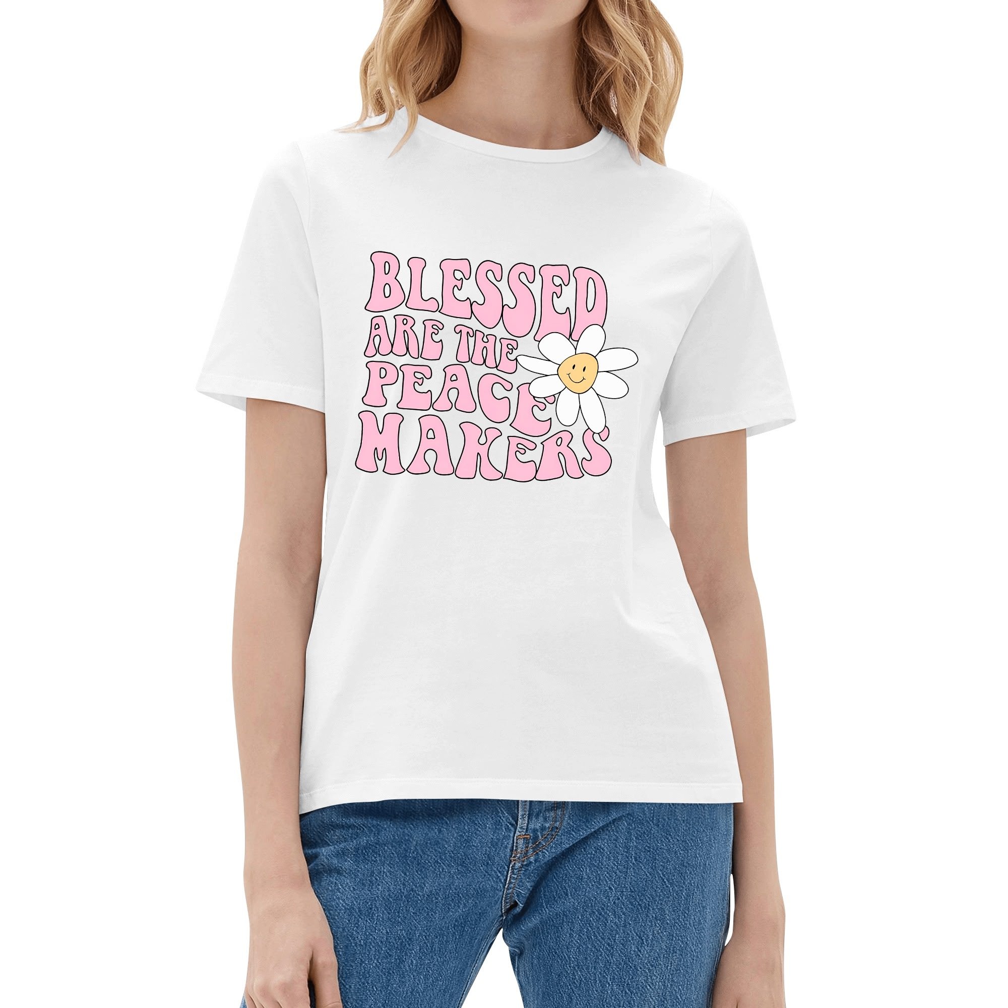 Camiseta rosa claro para mujer con estampado floral retro y frase "BLESSED ARE THE PEACE MAKERS" en tipografía años 70.