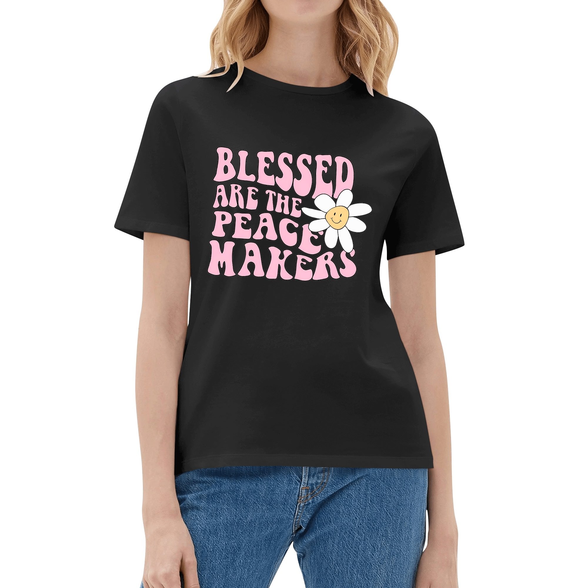 Camiseta rosa claro para mujer con estampado floral retro y frase "BLESSED ARE THE PEACE MAKERS" en tipografía años 70.