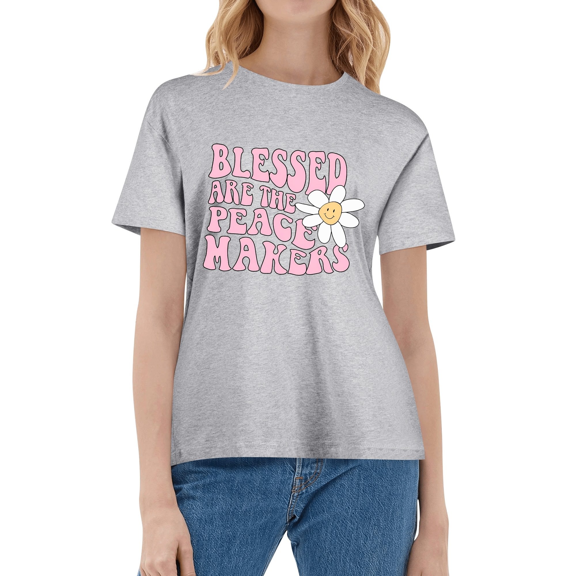 Camiseta rosa claro para mujer con estampado floral retro y frase "BLESSED ARE THE PEACE MAKERS" en tipografía años 70.