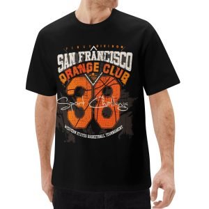 Camiseta naranja para hombre con estampado all-over de texto "SAN FRANCISCO" y número 38 estilo pelota de baloncesto. Diseño urbano y deportivo.