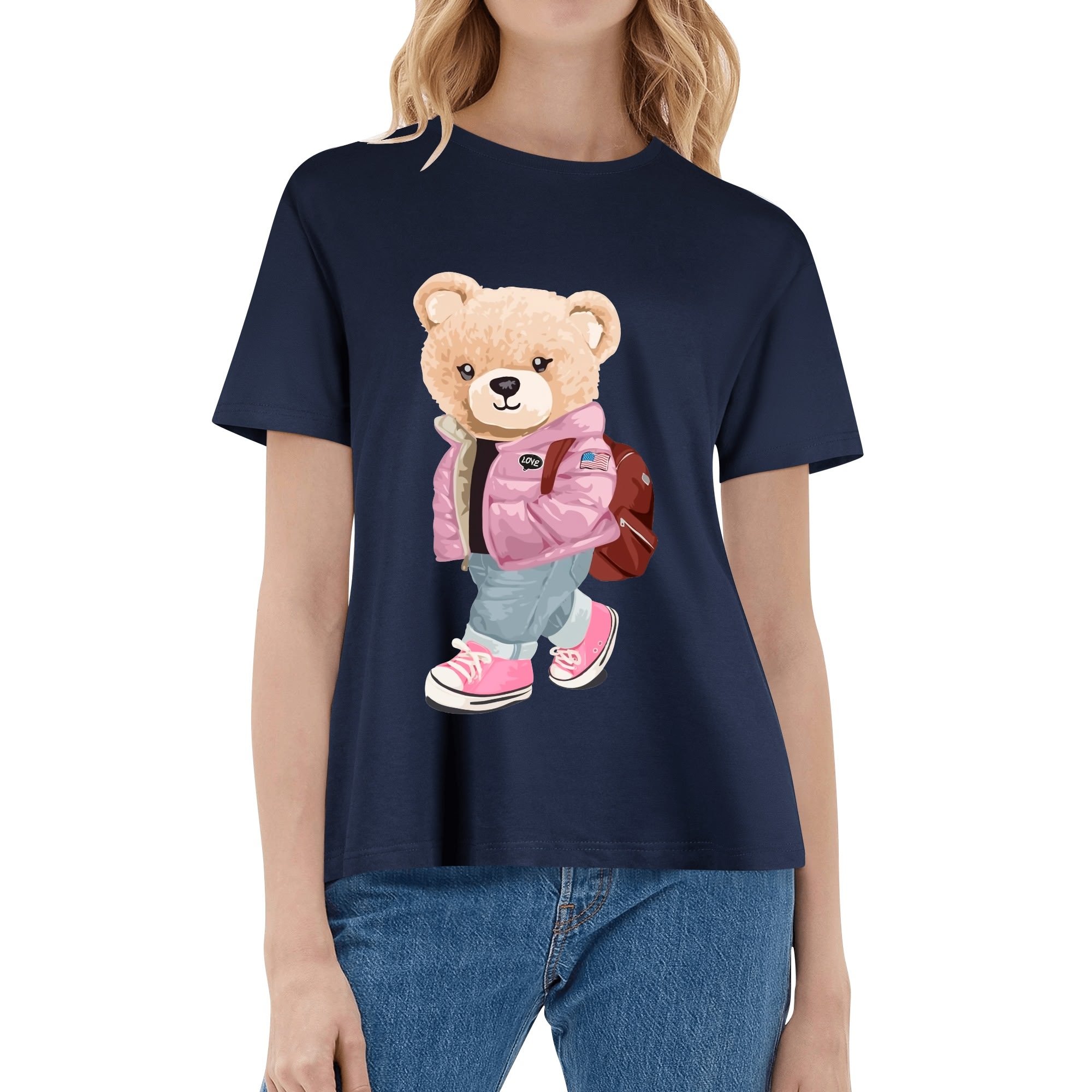 Camiseta blanca para mujer con estampado de oso moderno en chaqueta rosa, mochila marrón y zapatillas. Diseño urbano y casual con detalles "LOVE".