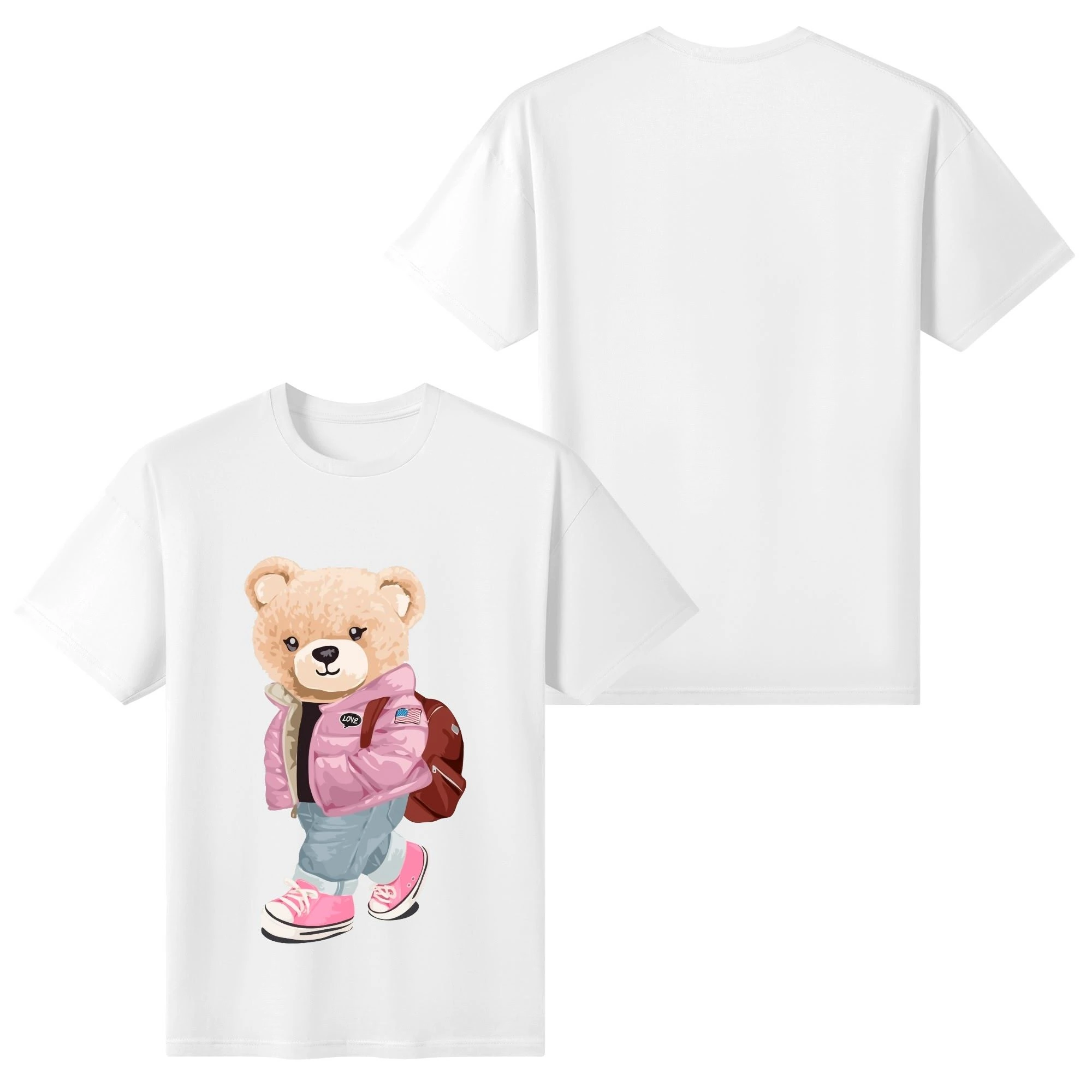 Camiseta blanca para mujer con estampado de oso moderno en chaqueta rosa, mochila marrón y zapatillas. Diseño urbano y casual con detalles "LOVE".