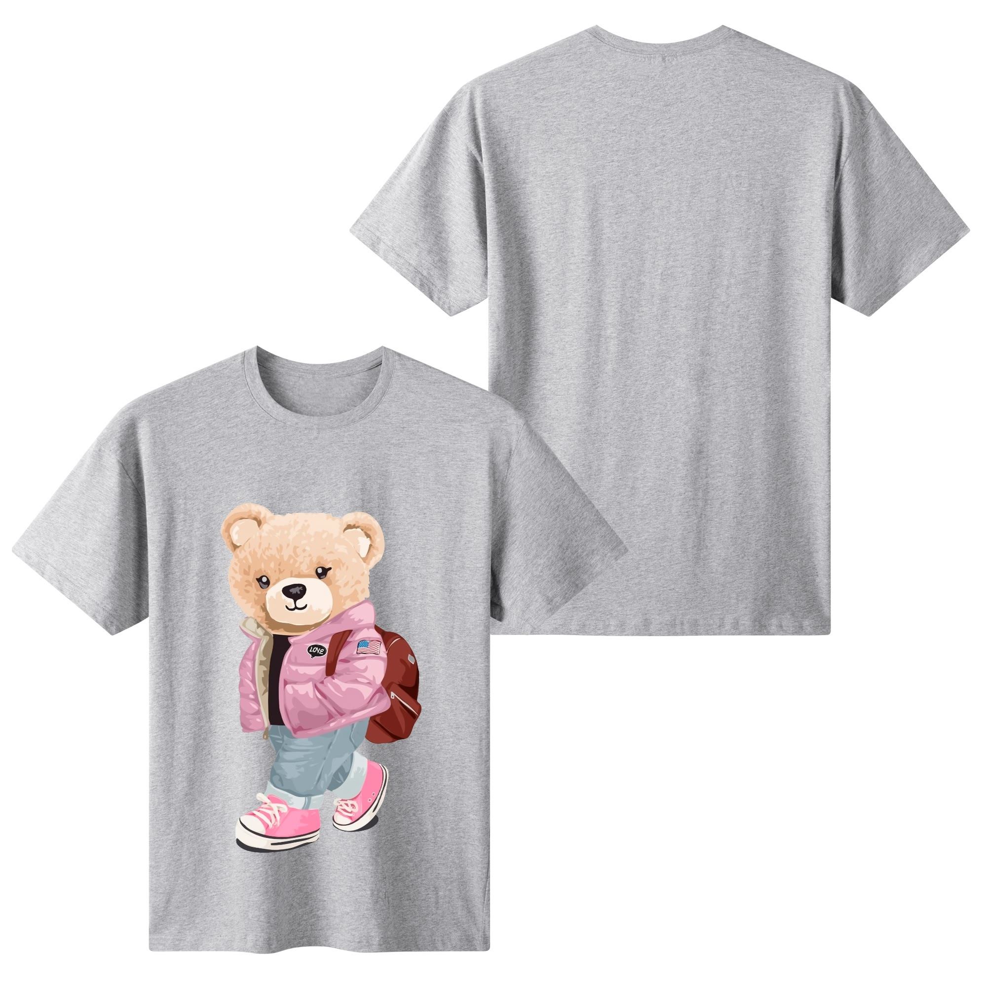 Camiseta blanca para mujer con estampado de oso moderno en chaqueta rosa, mochila marrón y zapatillas. Diseño urbano y casual con detalles "LOVE".