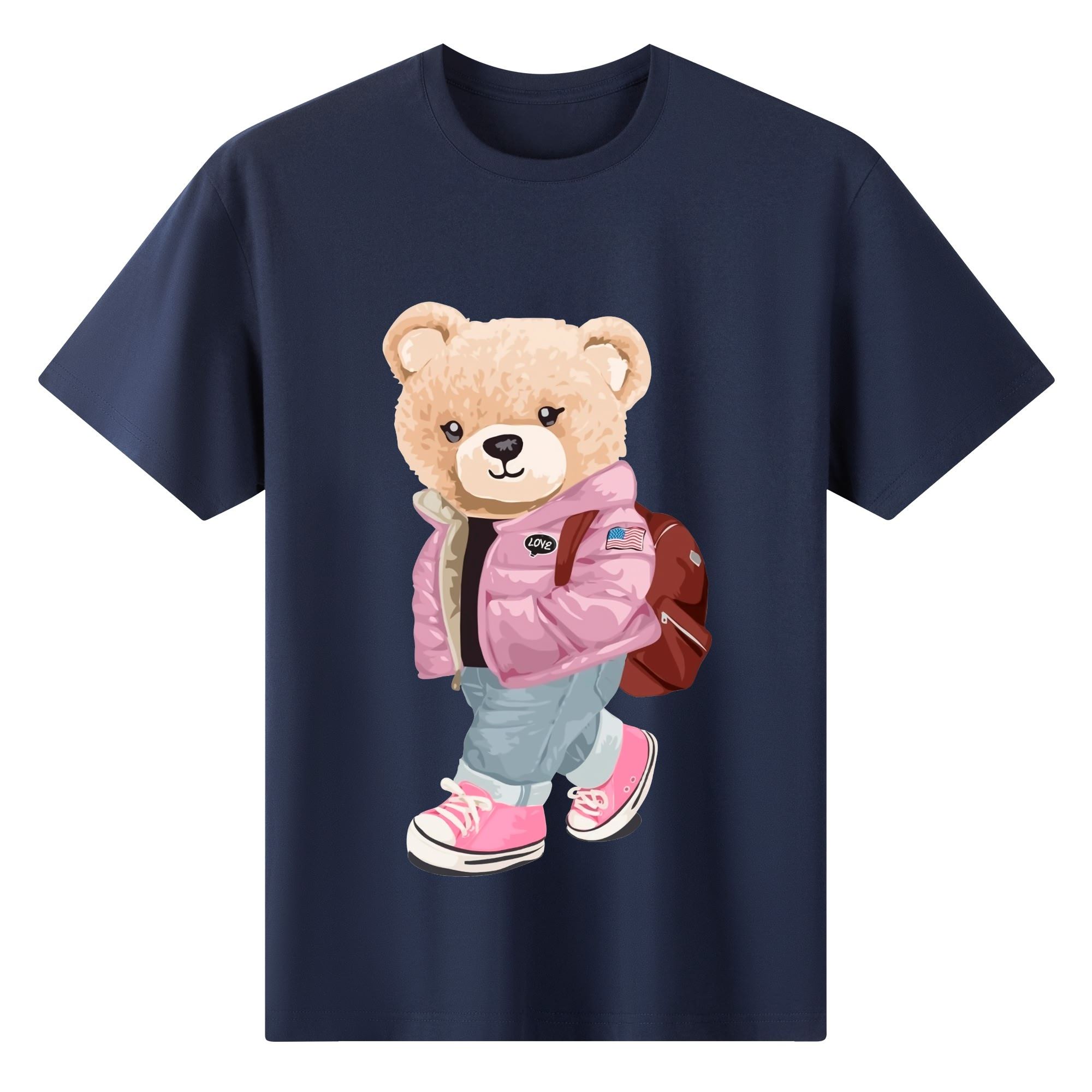 Camiseta blanca para mujer con estampado de oso moderno en chaqueta rosa, mochila marrón y zapatillas. Diseño urbano y casual con detalles "LOVE".