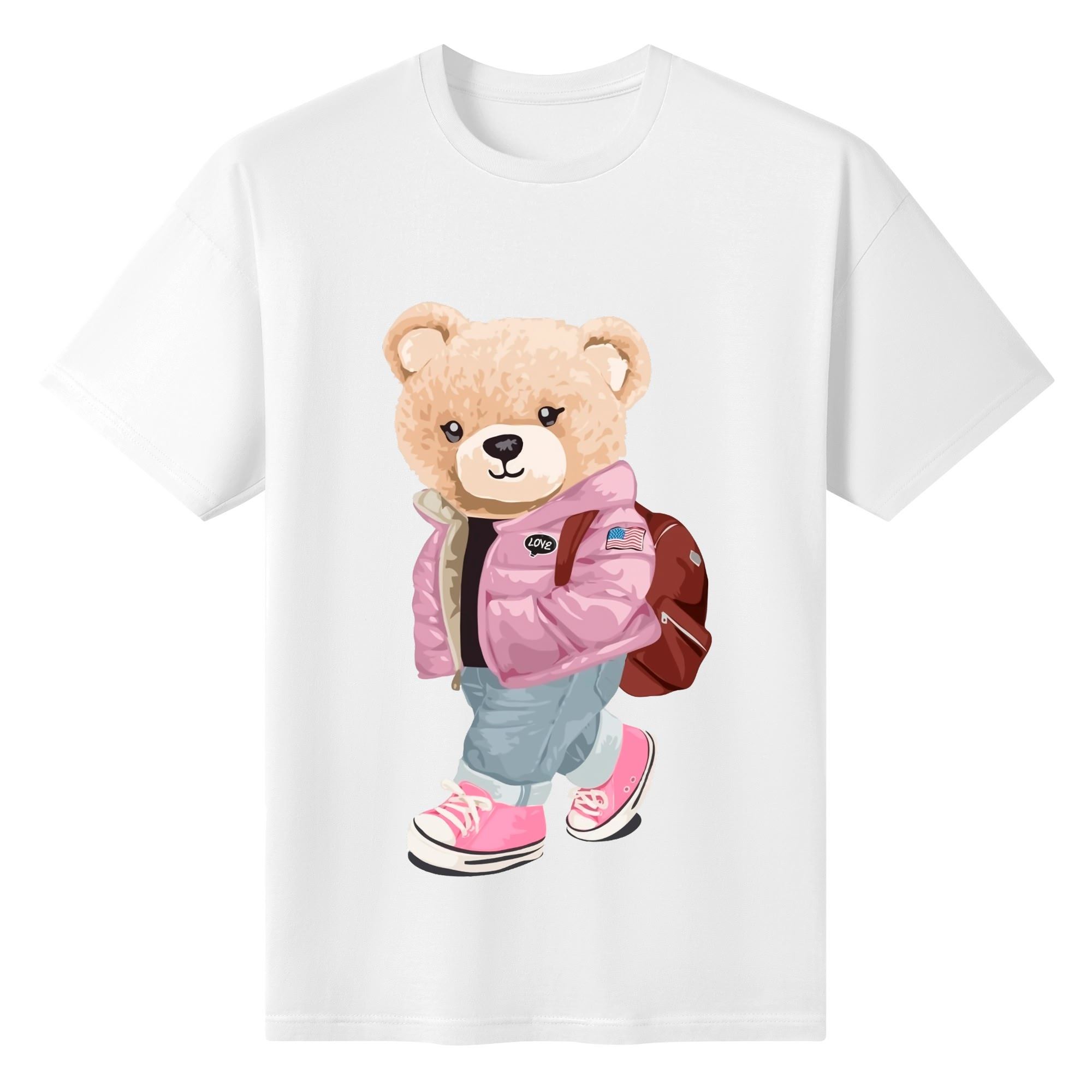 Camiseta blanca para mujer con estampado de oso moderno en chaqueta rosa, mochila marrón y zapatillas. Diseño urbano y casual con detalles "LOVE".