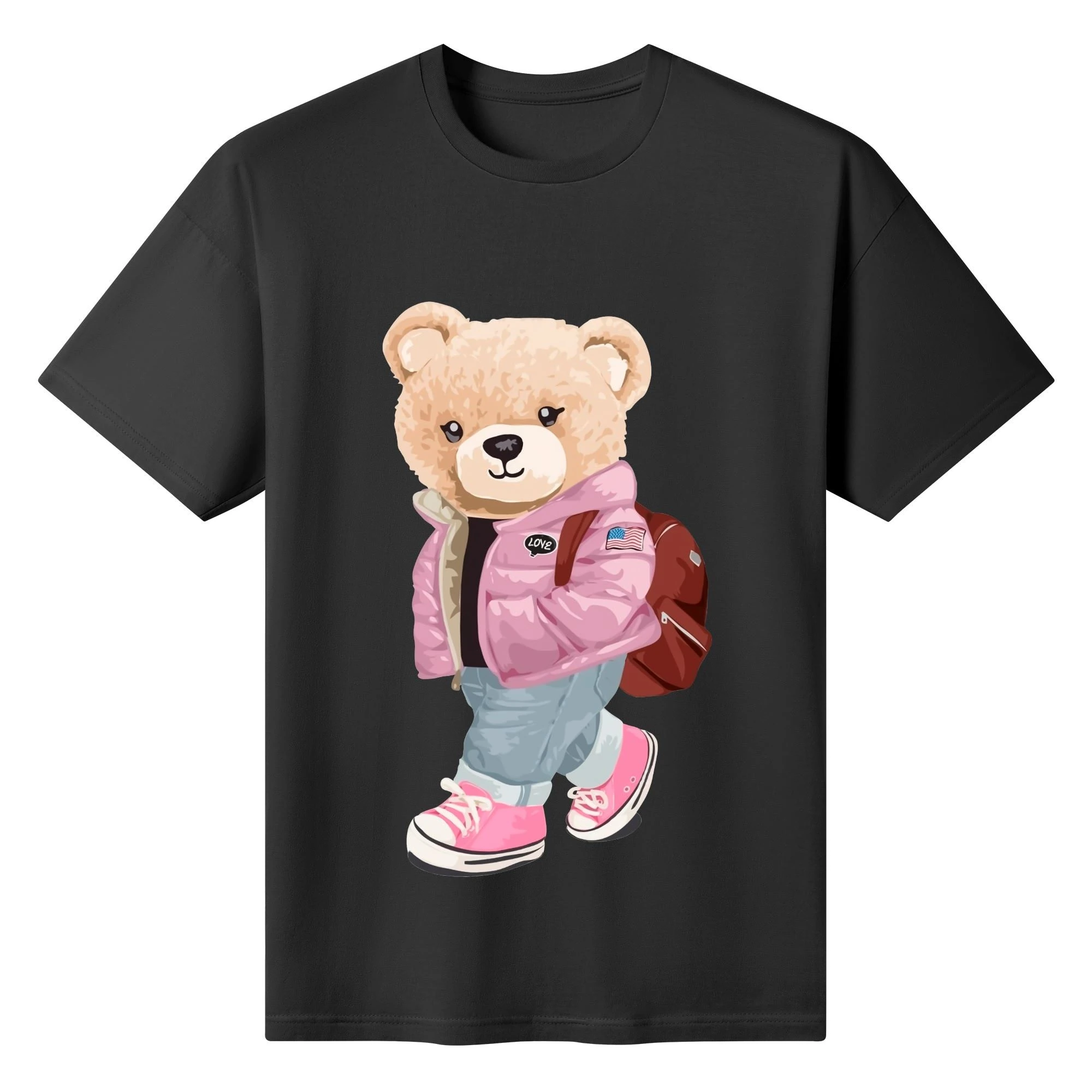 Camiseta blanca para mujer con estampado de oso moderno en chaqueta rosa, mochila marrón y zapatillas. Diseño urbano y casual con detalles "LOVE".
