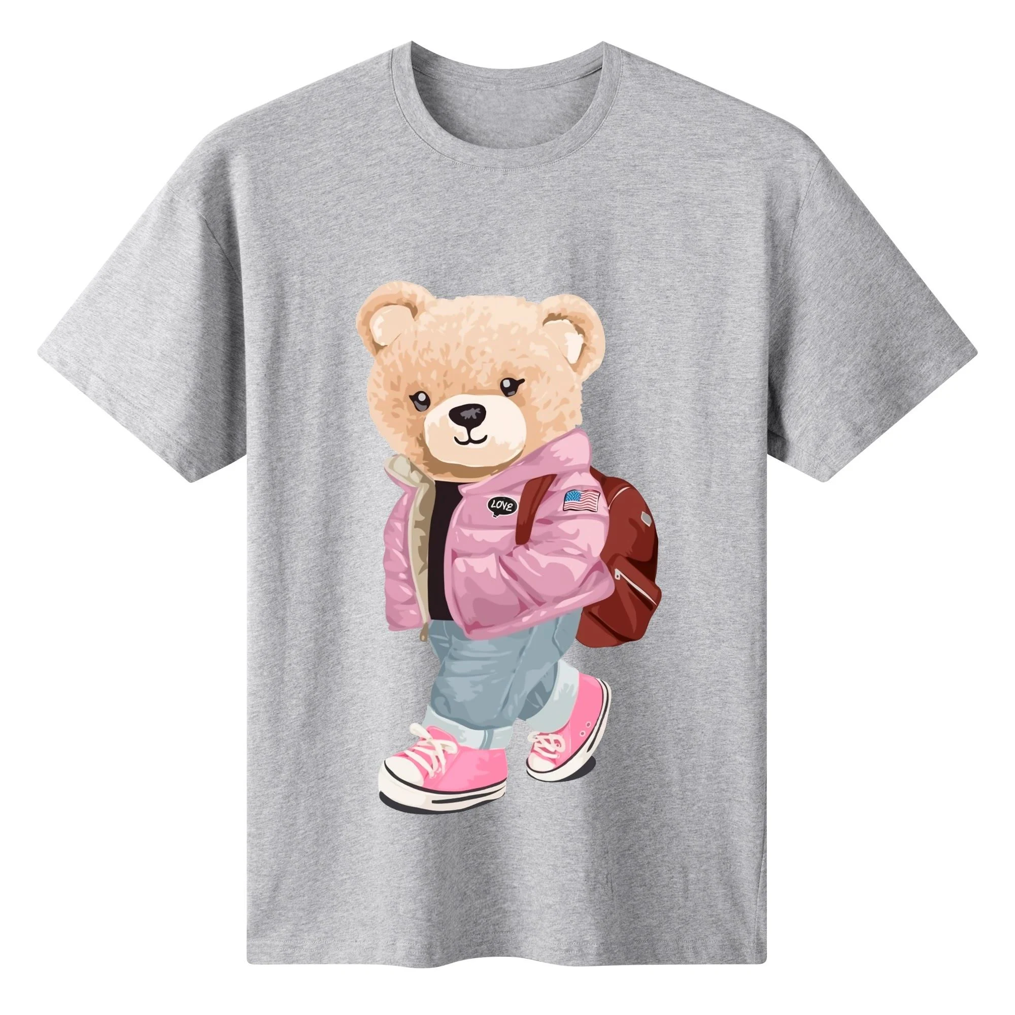 Camiseta blanca para mujer con estampado de oso moderno en chaqueta rosa, mochila marrón y zapatillas. Diseño urbano y casual con detalles "LOVE".
