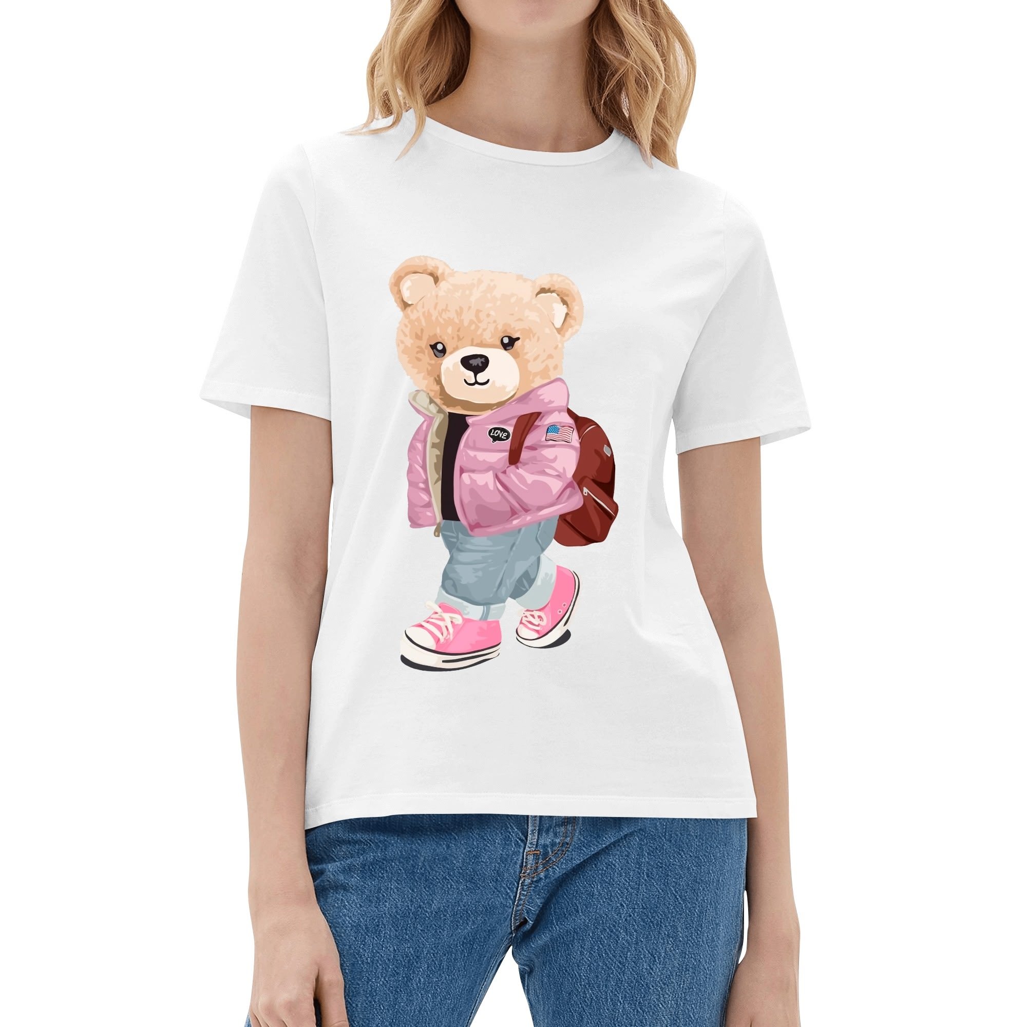 Camiseta blanca para mujer con estampado de oso moderno en chaqueta rosa, mochila marrón y zapatillas. Diseño urbano y casual con detalles "LOVE".
