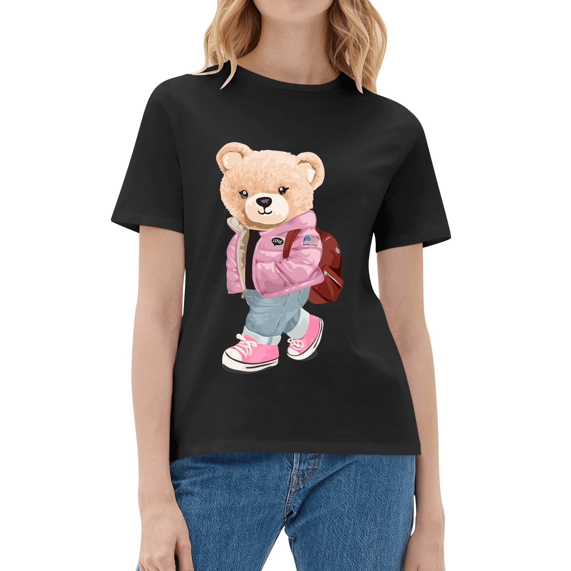 Camiseta blanca para mujer con estampado de oso moderno en chaqueta rosa, mochila marrón y zapatillas. Diseño urbano y casual con detalles "LOVE".
