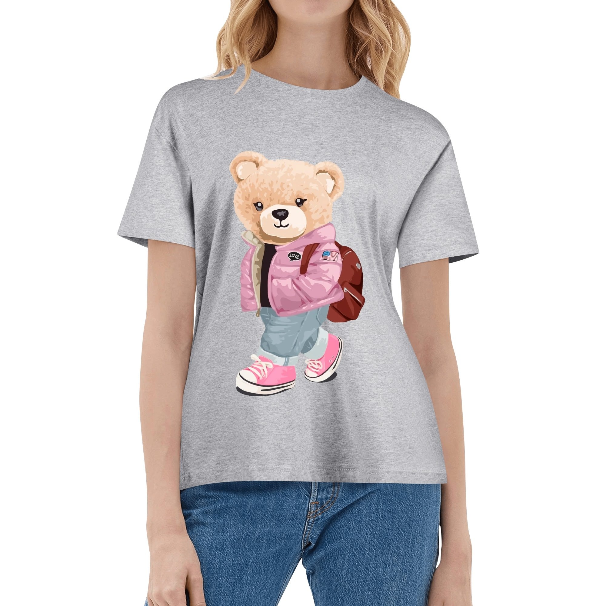Camiseta blanca para mujer con estampado de oso moderno en chaqueta rosa, mochila marrón y zapatillas. Diseño urbano y casual con detalles "LOVE".