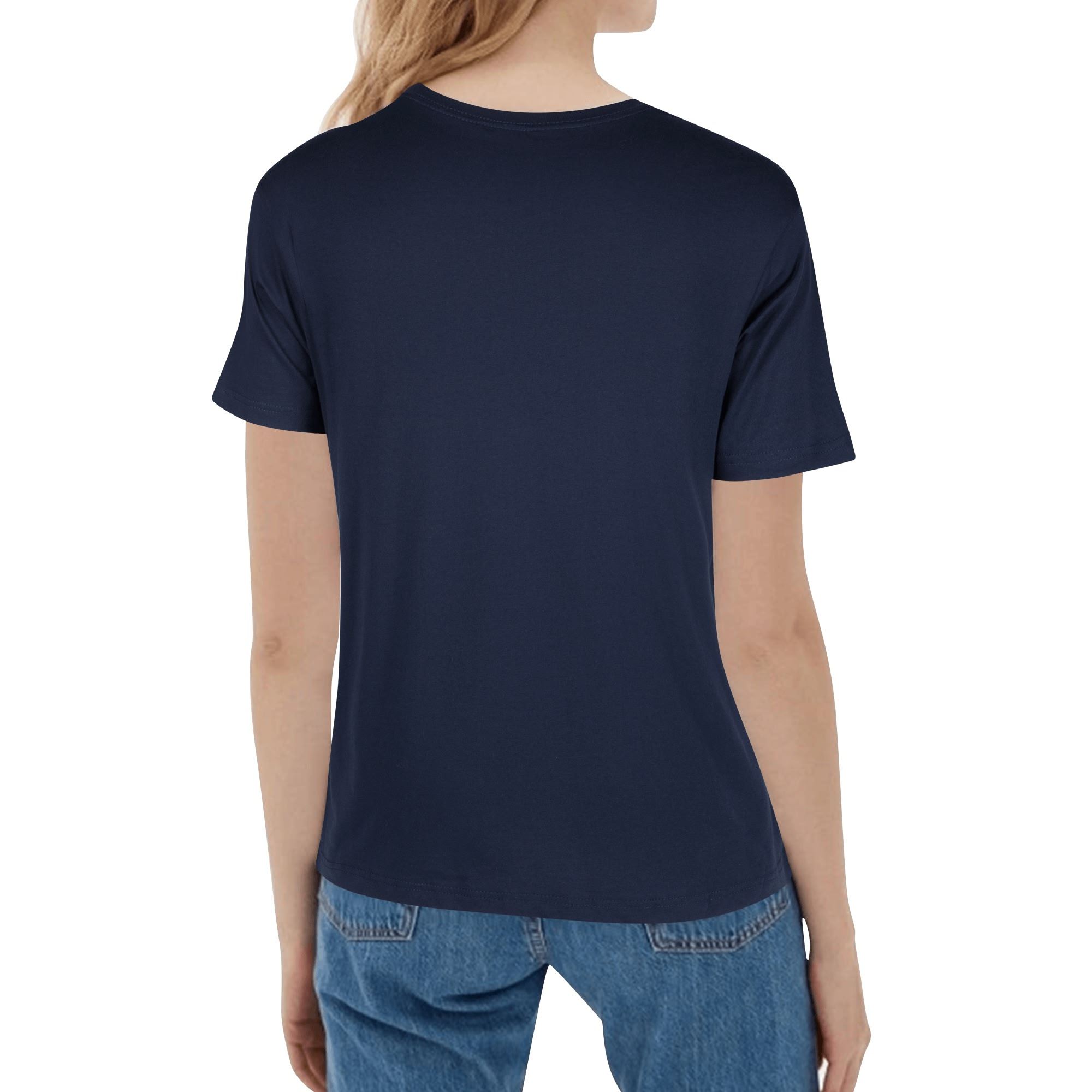 Camiseta blanca para mujer con estampado de oso moderno en chaqueta rosa, mochila marrón y zapatillas. Diseño urbano y casual con detalles "LOVE".