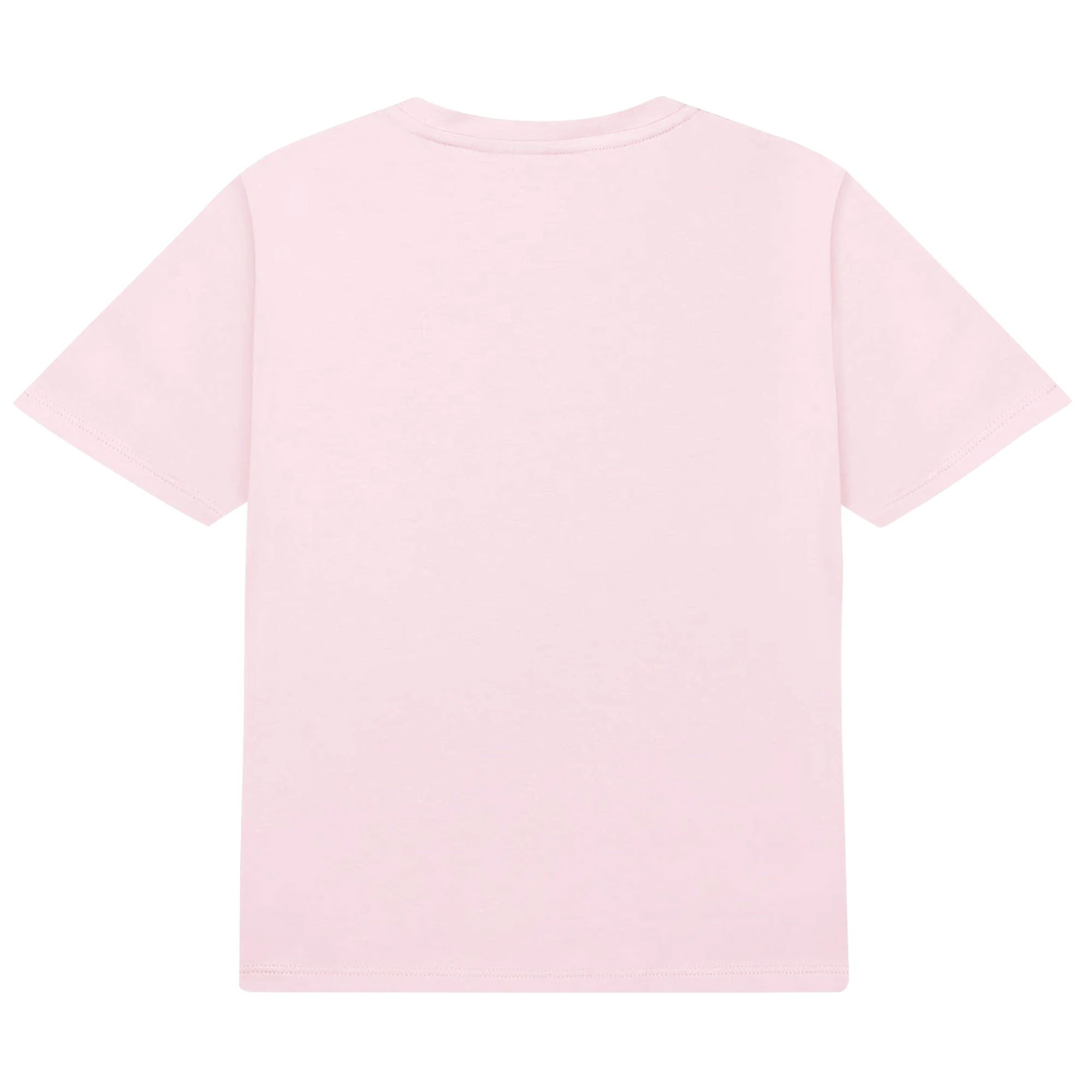 Camiseta infantil color rosa con estampado de oso aventurero en chaqueta, mochila y zapatillas. Diseño moderno para niños.