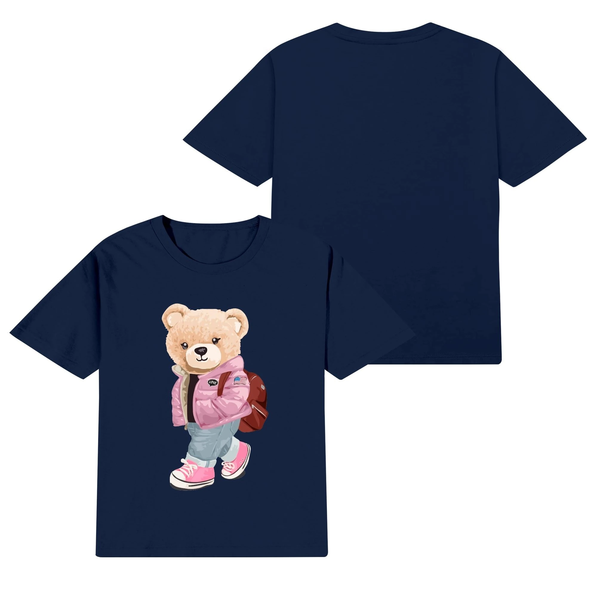 Camiseta infantil color rosa con estampado de oso aventurero en chaqueta, mochila y zapatillas. Diseño moderno para niños.