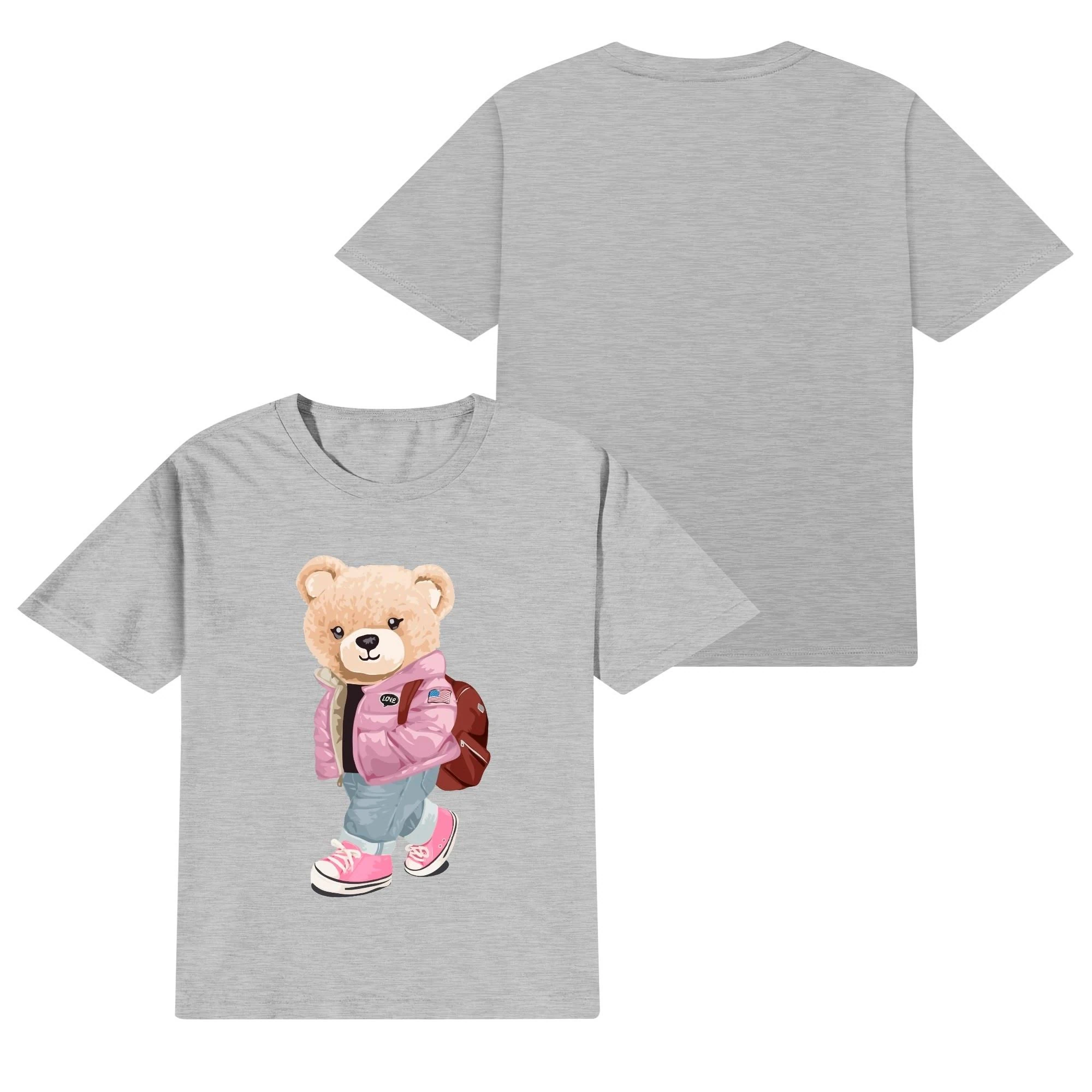 Camiseta infantil color rosa con estampado de oso aventurero en chaqueta, mochila y zapatillas. Diseño moderno para niños.
