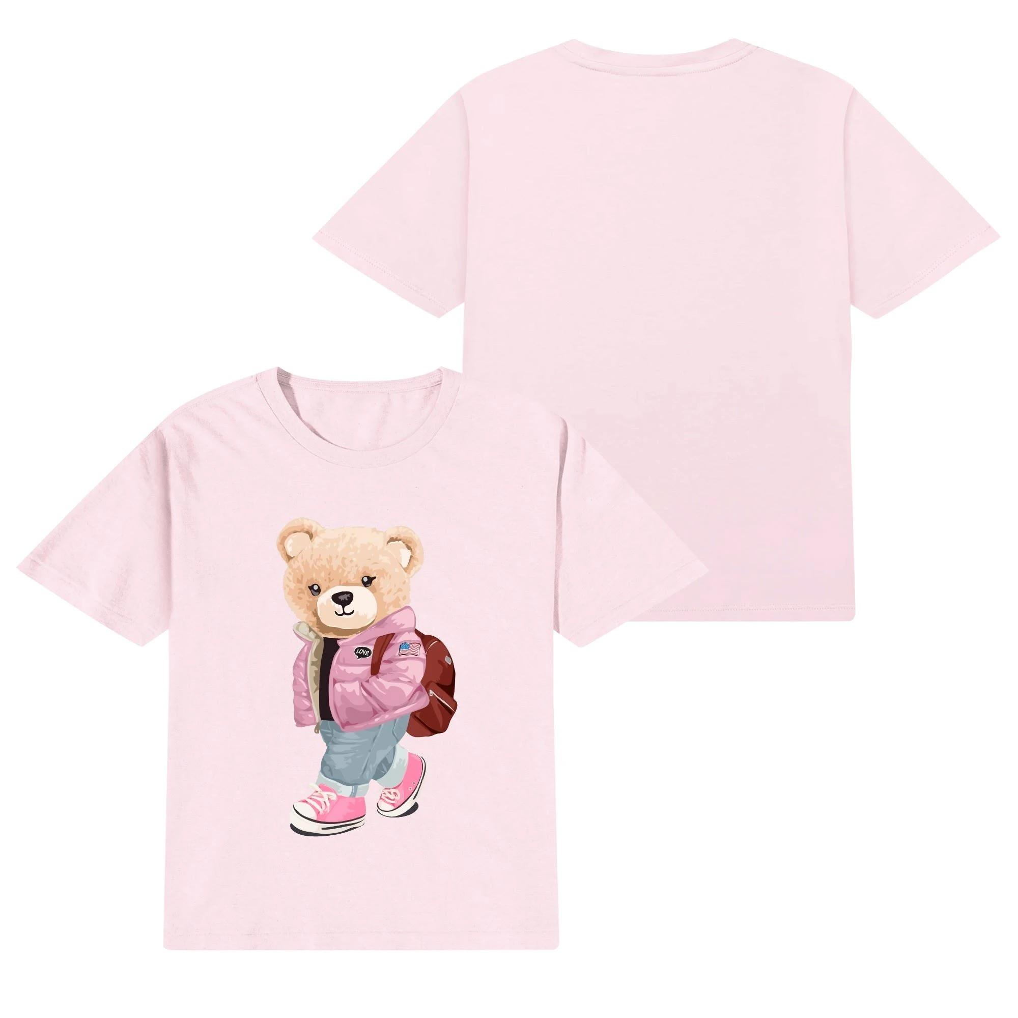 Camiseta infantil color rosa con estampado de oso aventurero en chaqueta, mochila y zapatillas. Diseño moderno para niños.