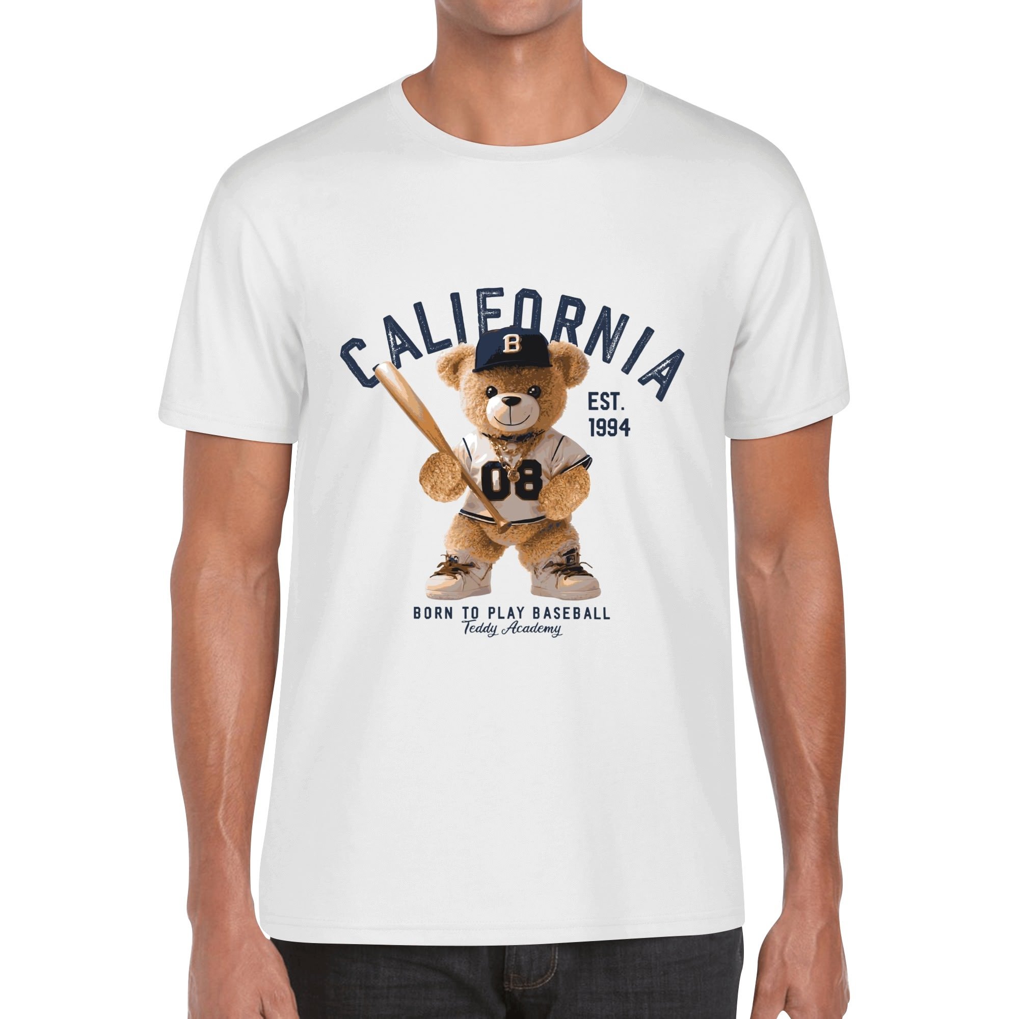 Camiseta para hombre con estampado de oso de peluche vestido de jugador de béisbol, gorra con letra B y texto "CALIFORNIA". Diseño deportivo y lúdico.