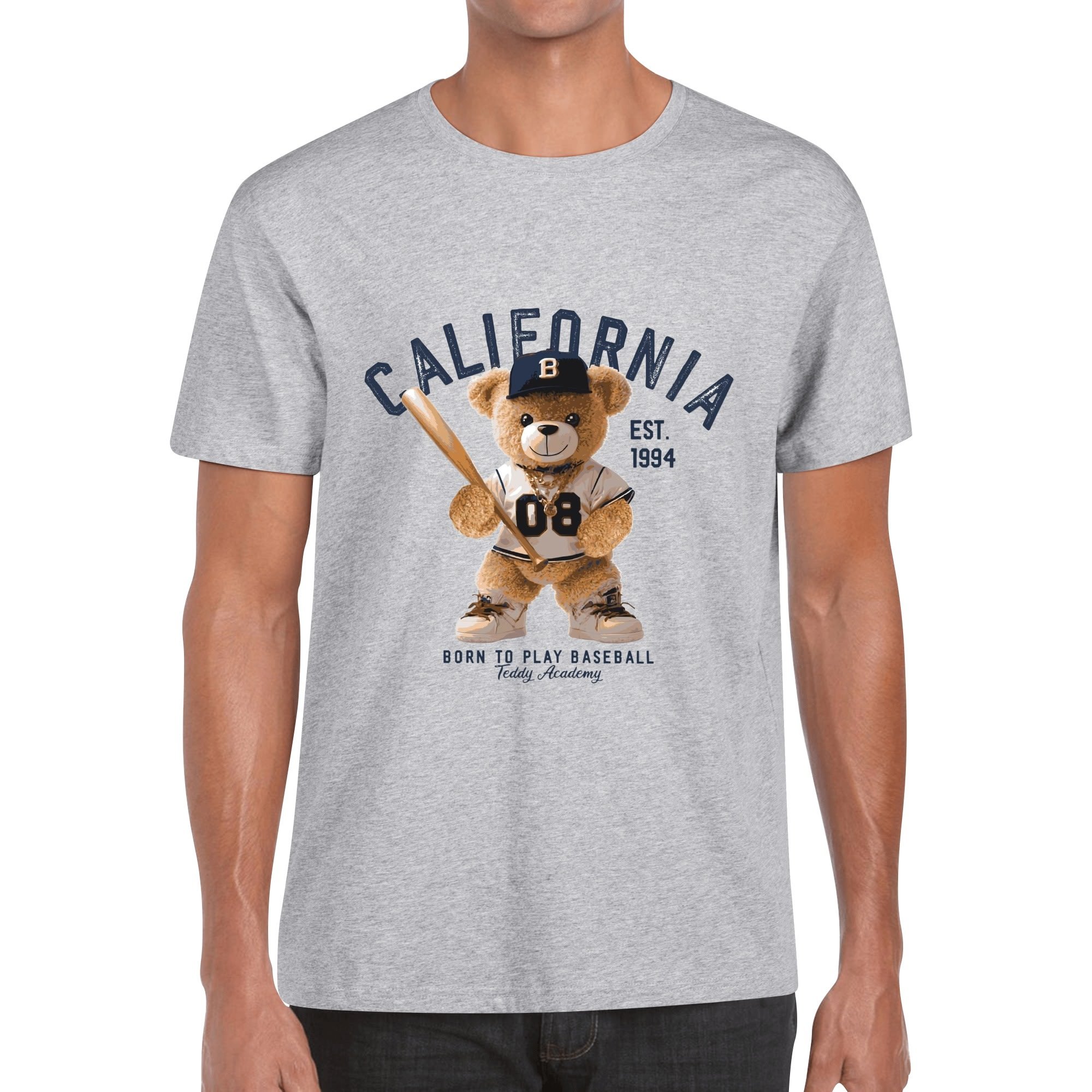 Camiseta para hombre con estampado de oso de peluche vestido de jugador de béisbol, gorra con letra B y texto "CALIFORNIA". Diseño deportivo y lúdico.