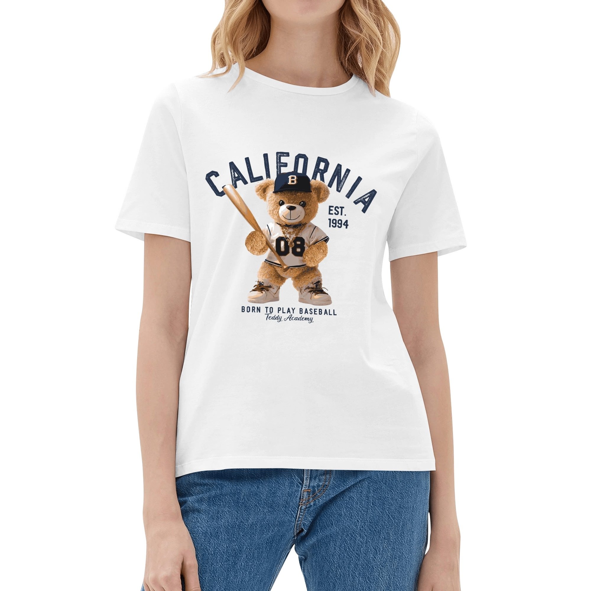 Camiseta azul para mujer con estampado de oso de peluche vestido de jugador de béisbol, gorra con letra B y texto "CALIFORNIA". Diseño deportivo y lúdico en algodón.