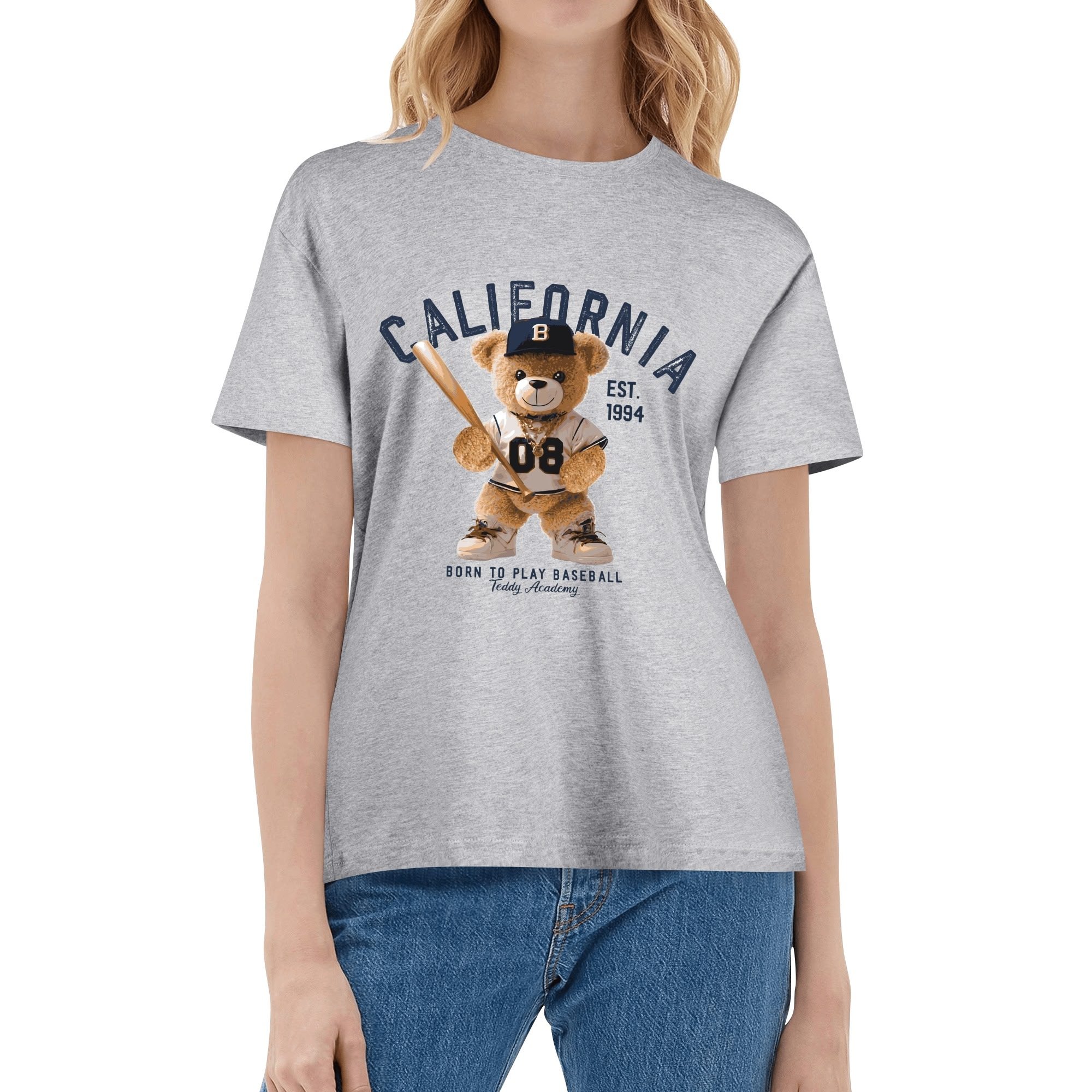 Camiseta azul para mujer con estampado de oso de peluche vestido de jugador de béisbol, gorra con letra B y texto "CALIFORNIA". Diseño deportivo y lúdico en algodón.