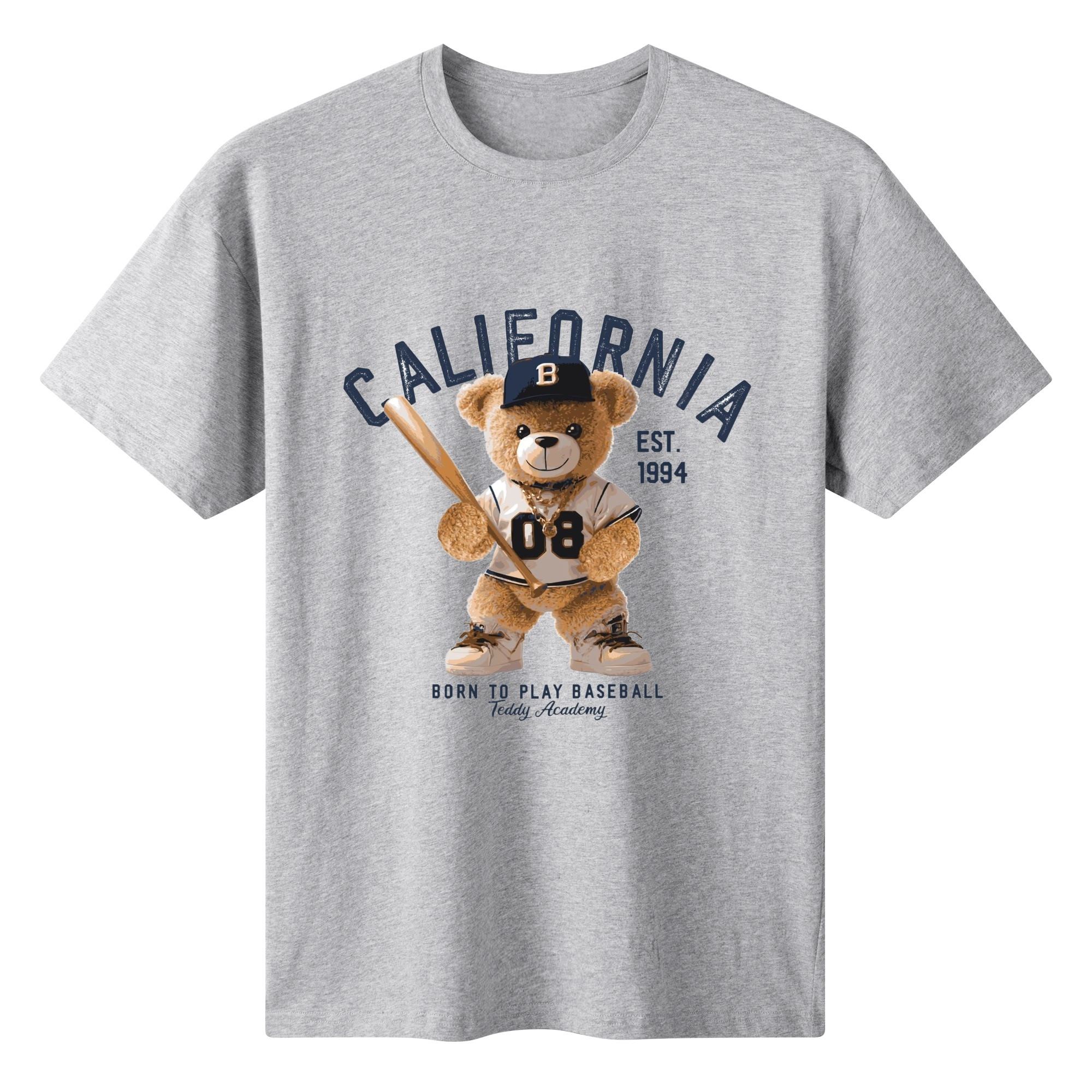 Camiseta azul para mujer con estampado de oso de peluche vestido de jugador de béisbol, gorra con letra B y texto "CALIFORNIA". Diseño deportivo y lúdico en algodón.