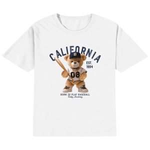 Camiseta infantil con estampado de oso de peluche vestido de jugador de béisbol, gorra con letra B y texto "CALIFORNIA". Diseño divertido y deportivo para niños.