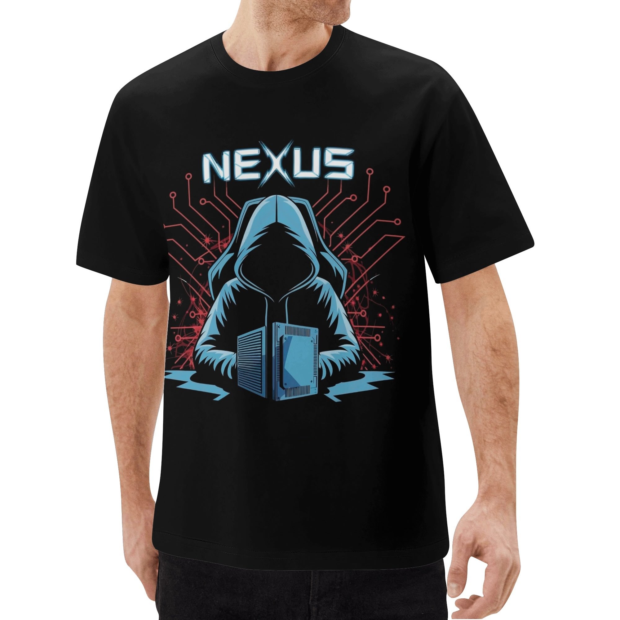 Camiseta negra para hombre con estampado de circuitos electrónicos rojos y azules, figura encapuchada y texto "NEXUS". Diseño techwear futurista.